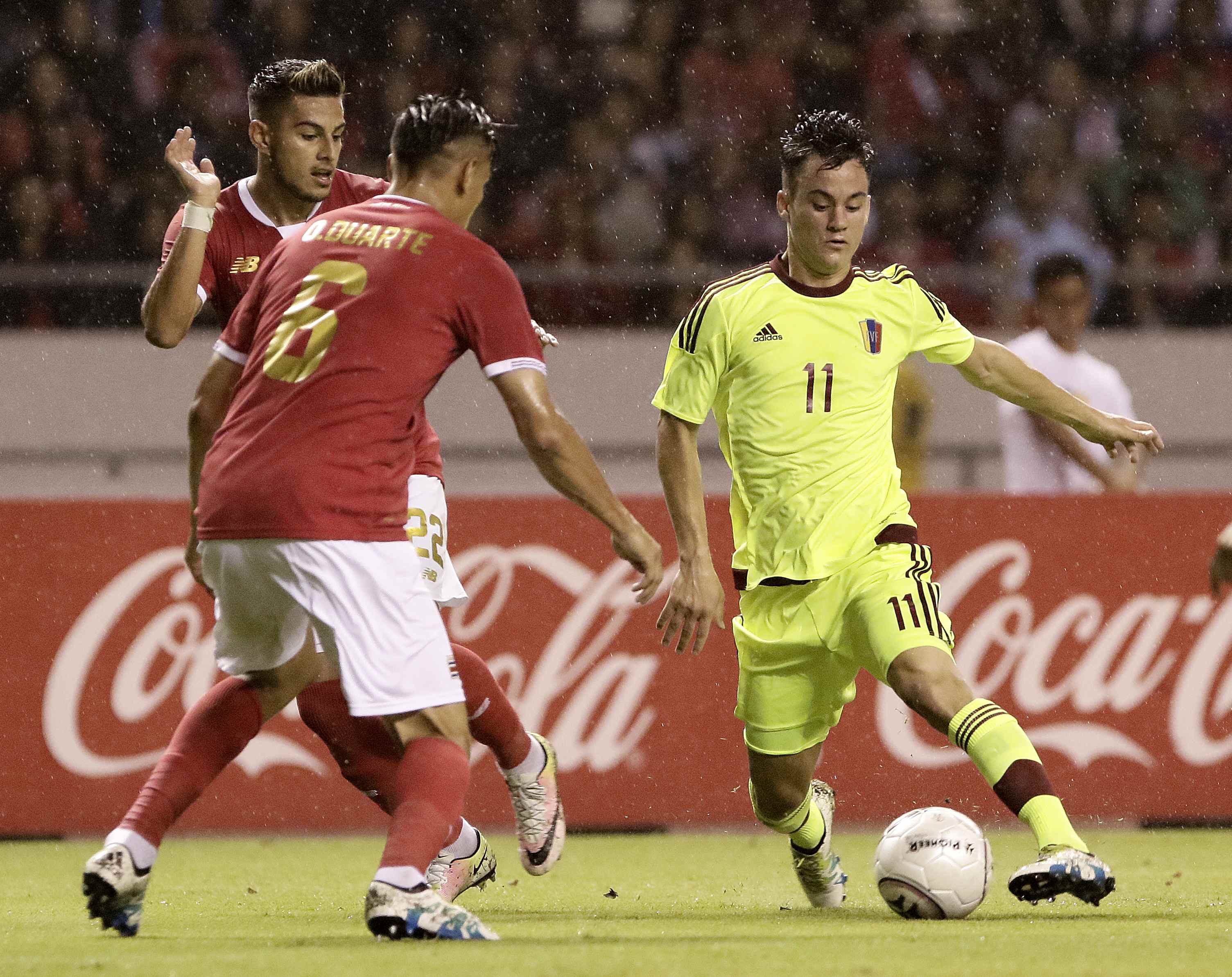 SN01. SAN JOSÉ (COSTA RICA), 27/05/2016.- Juan Pablo Añor (d) de Venezuela disputa el balón contra Oscar Duarte (c) y Ronald Matarrita (i) Costa Rica durante un partido amistoso entre Costa Rica y Venezuela hoy, viernes 27 de mayo de 2016, en el Estadio Nacional de San José en San José (Costa Rica). EFE/JEFFREY ARGUEDAS