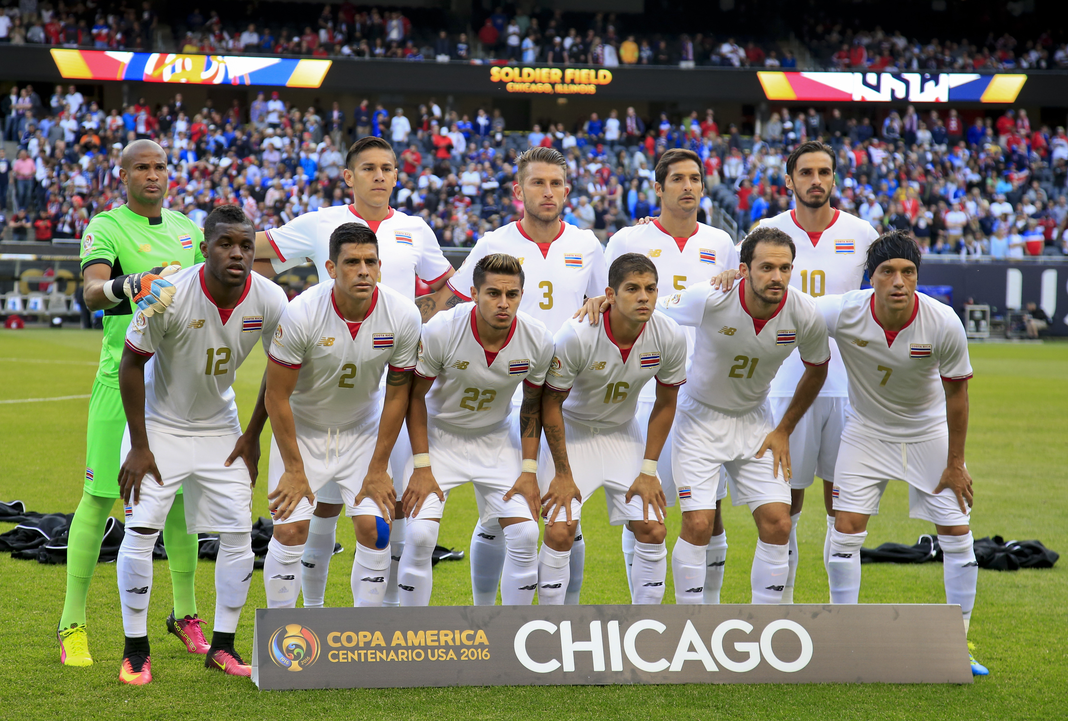 CHI44. CHICAGO (IL, EE.UU.), 07/06/2016.- Jugadores de Costa Rica posan hoy, martes 7 de junio de 2016, antes de un partido por el Grupo A de la Copa América entre Estados Unidos y Costa Rica, en el estadio Soldier Field de Chicago, Illinois (EE.UU.). EFE/Kamil Krzaczynski