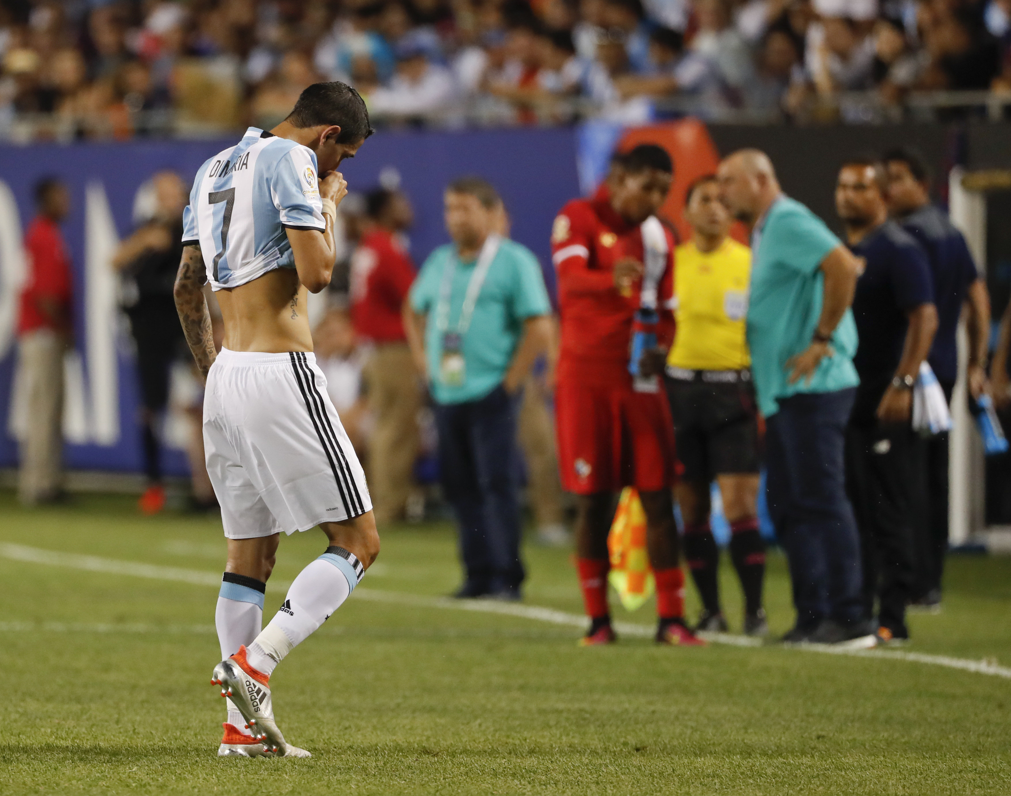 ARG554. CHICAGO (IL, EEUU) 10/06/2016.- Ángel Di María de Argentina sale del campo de juego hoy, viernes 10 de junio de 2016, durante un partido entre Argentina y Panamá en el grupo D de la Copa América Centenario 2016 en el Soldier Stadium de Chicago (EE.UU.). EFE/Kamil Krzaczynski