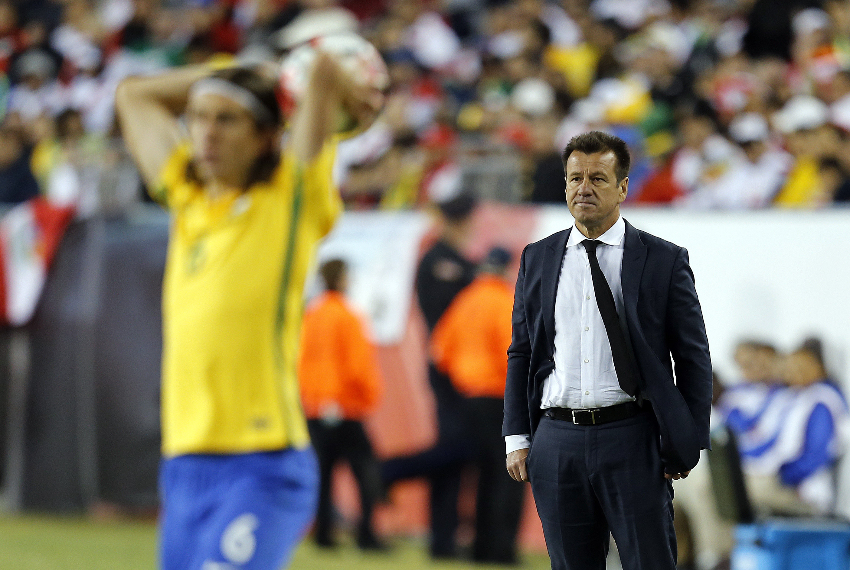 FOX136. FOXBOROUGH (EEUU), 12/06/2016.- El seleccionador de Brasil Dunga (d) dirige ante Perú hoy, domingo 12 de junio de 2016, el partido entre Brasil y Perú en el Grupo B de la Copa América Centenario en el estadio Gillete de Foxborough (Estados Unidos). EFE/MAURICIO DUEÑAS CASTAÑEDA