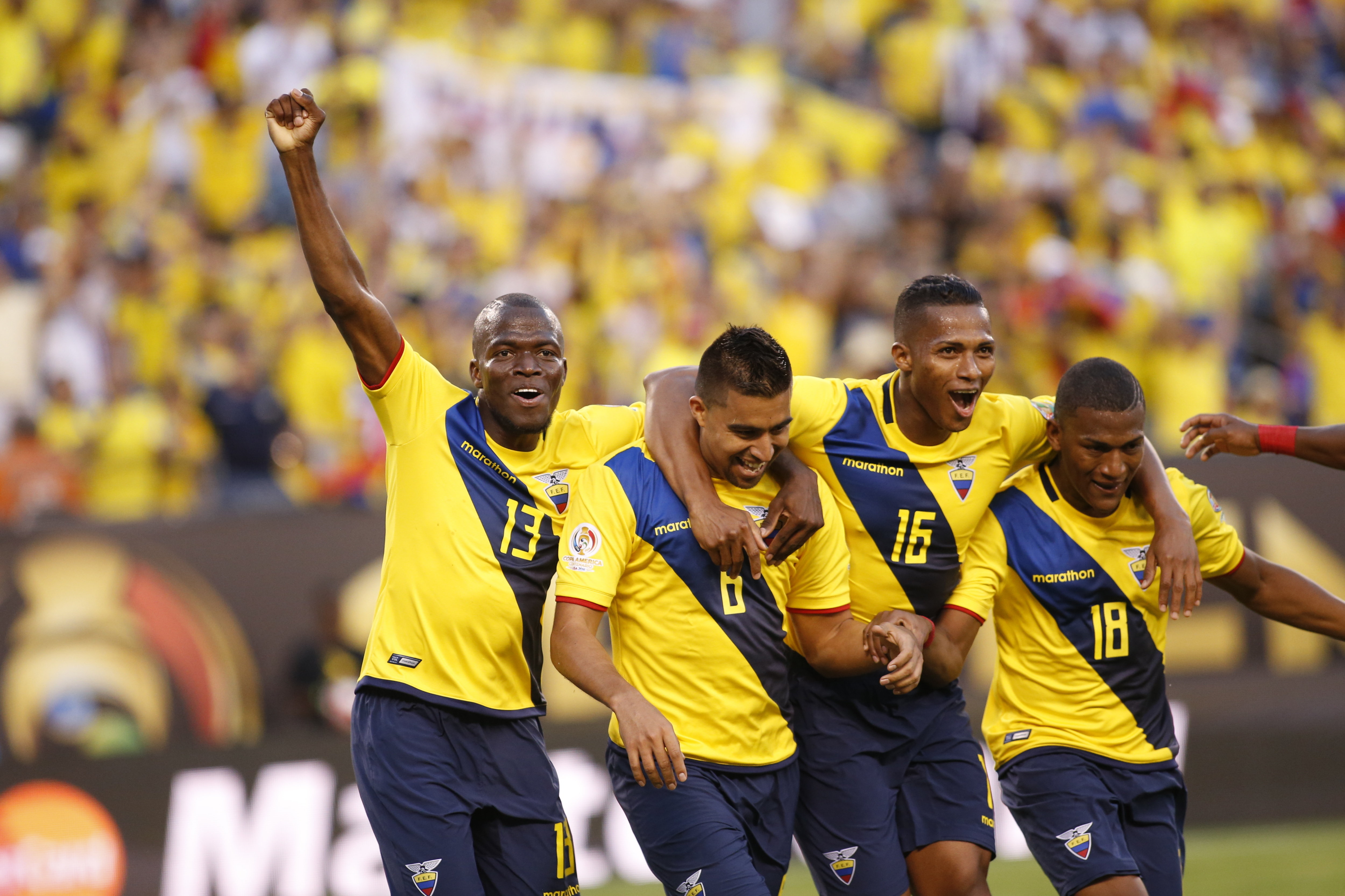 NJ18. EAST RUTHERFORD, (NJ, EE.UU.), 12/06/2016.- Los jugadores de la selección de Ecuador celebran su tercer gol ante Haití hoy, domingo 12 de junio de 2016, en el juego por el Grupo B de la Copa América Centenario en el estadio MetLife en East Rutherford, New Jersey (EE.UU.). EFE/Kena Betancur