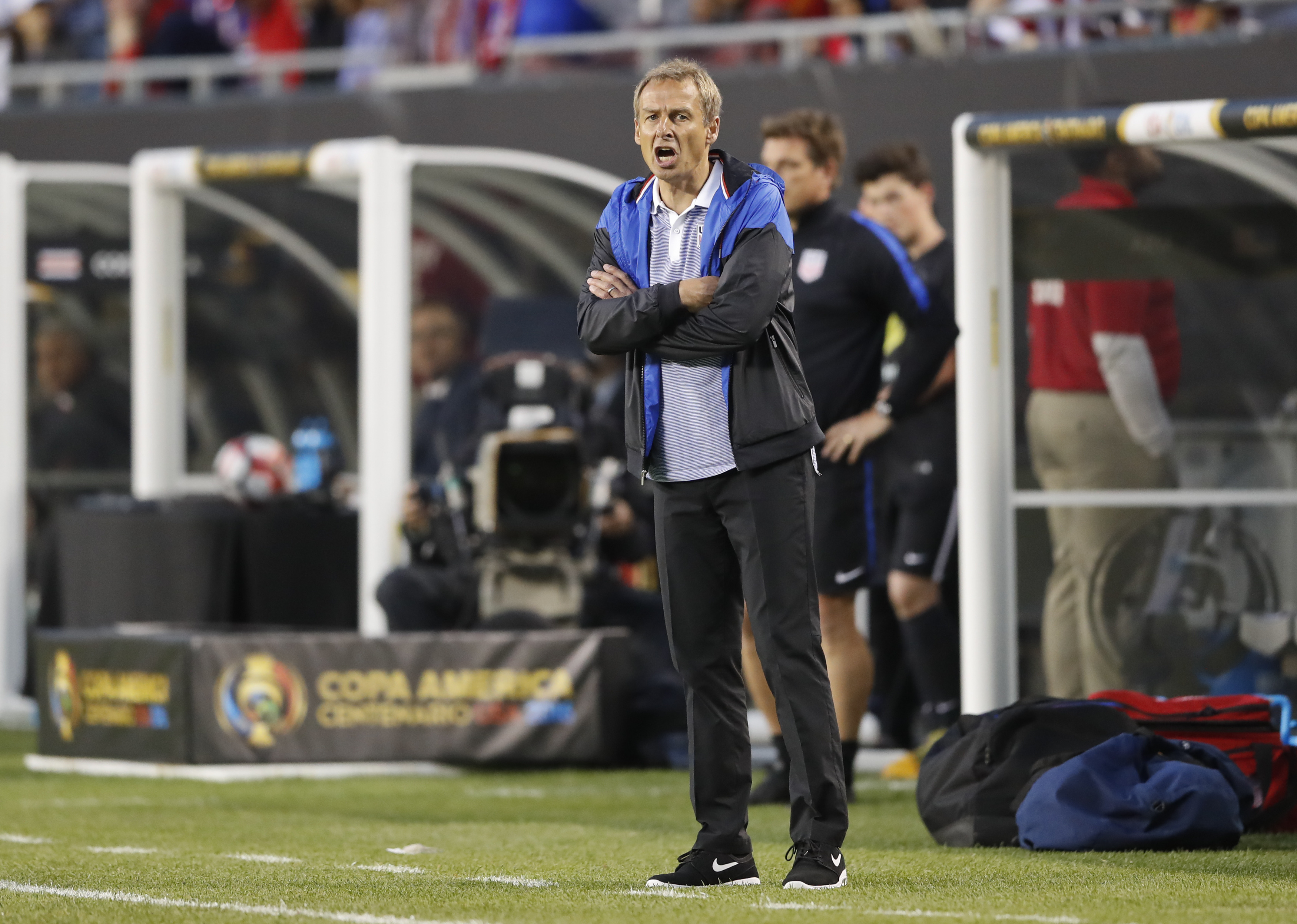 CHI30. CHICAGO (IL, EE.UU.), 07/06/2016.- El director técnico de Estados Unidos, Jürgen Klinsmann da instrucciones a sus jugadores hoy, martes 7 de junio de 2016, durante un partido por el Grupo A de la Copa América entre Estados Unidos y Costa Rica, en el estadio Soldier Field de Chicago, Illinois (EE.UU.). EFE/Kamil Krzaczynski