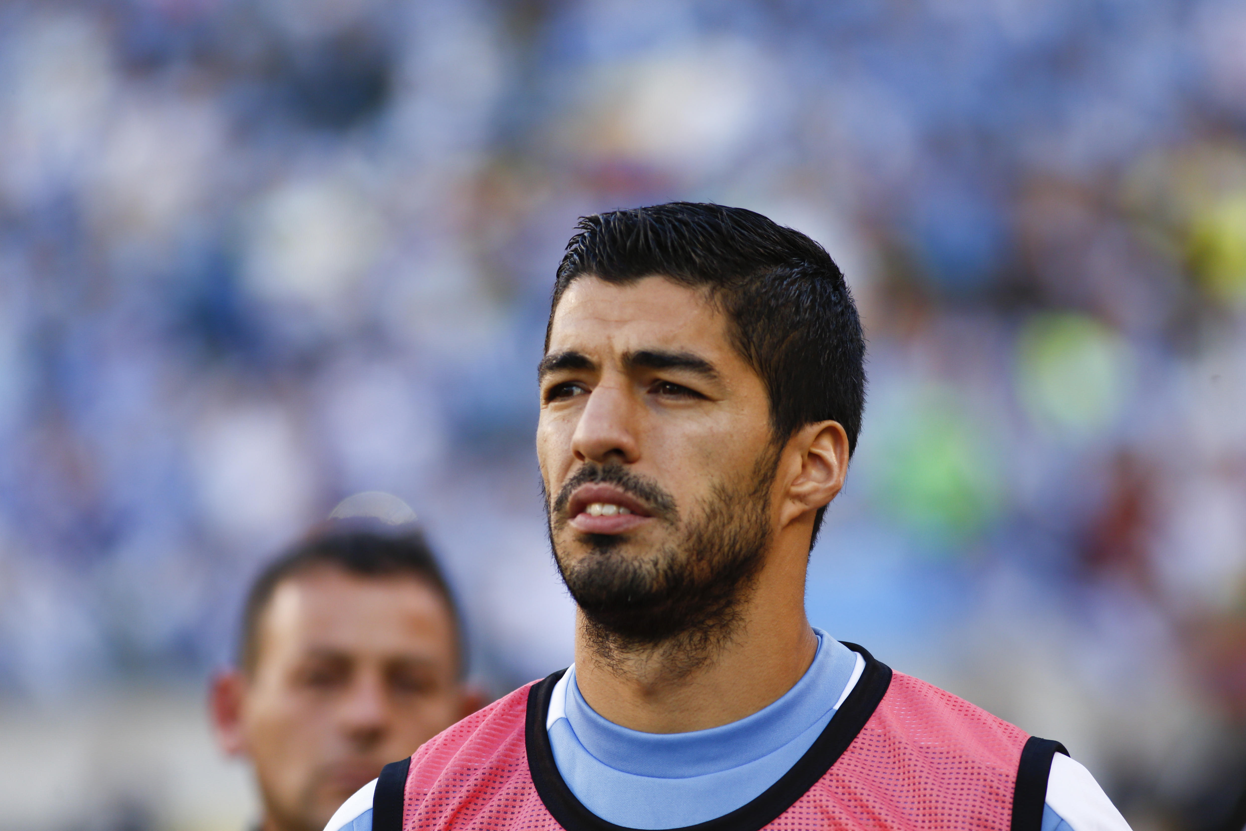 PHI17. FILADELFIA (PA, EE.UU.), 09/06/2016.- El jugador uruguayo Luis Suárez observa desde el banco hoy, jueves 9 de junio de 2016, durante un partido por el Grupo C de la Copa América entre Venezuela y Uruguay, en el estadio Lincoln Financial Field de Filadelfia, Pensilvania (EE.UU.). EFE/Kena Betancur