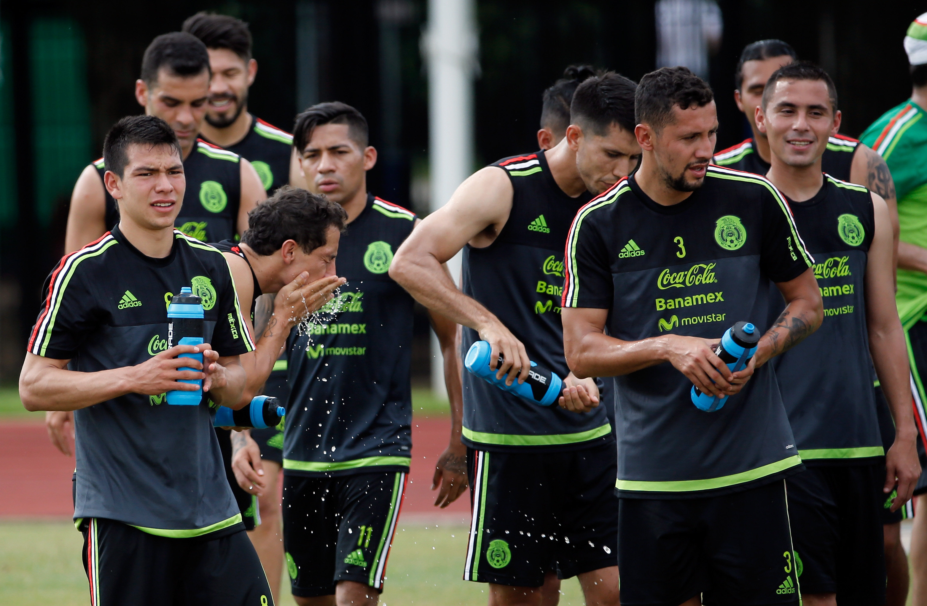 HOU07.- HOUSTON (EEUU) 11/06/2016.-Vista general de los jugadores de la selección mexicana de fútbol en un entrenamiento bajo mucho calor hoy, sábado 11 de junio de 2016, en Houston, Texas (EEUU). México se enfrentará a Venezuela el próximo lunes 13 por la Copa América Centenrario. EFE/ Juan Carlos Cárdenas
