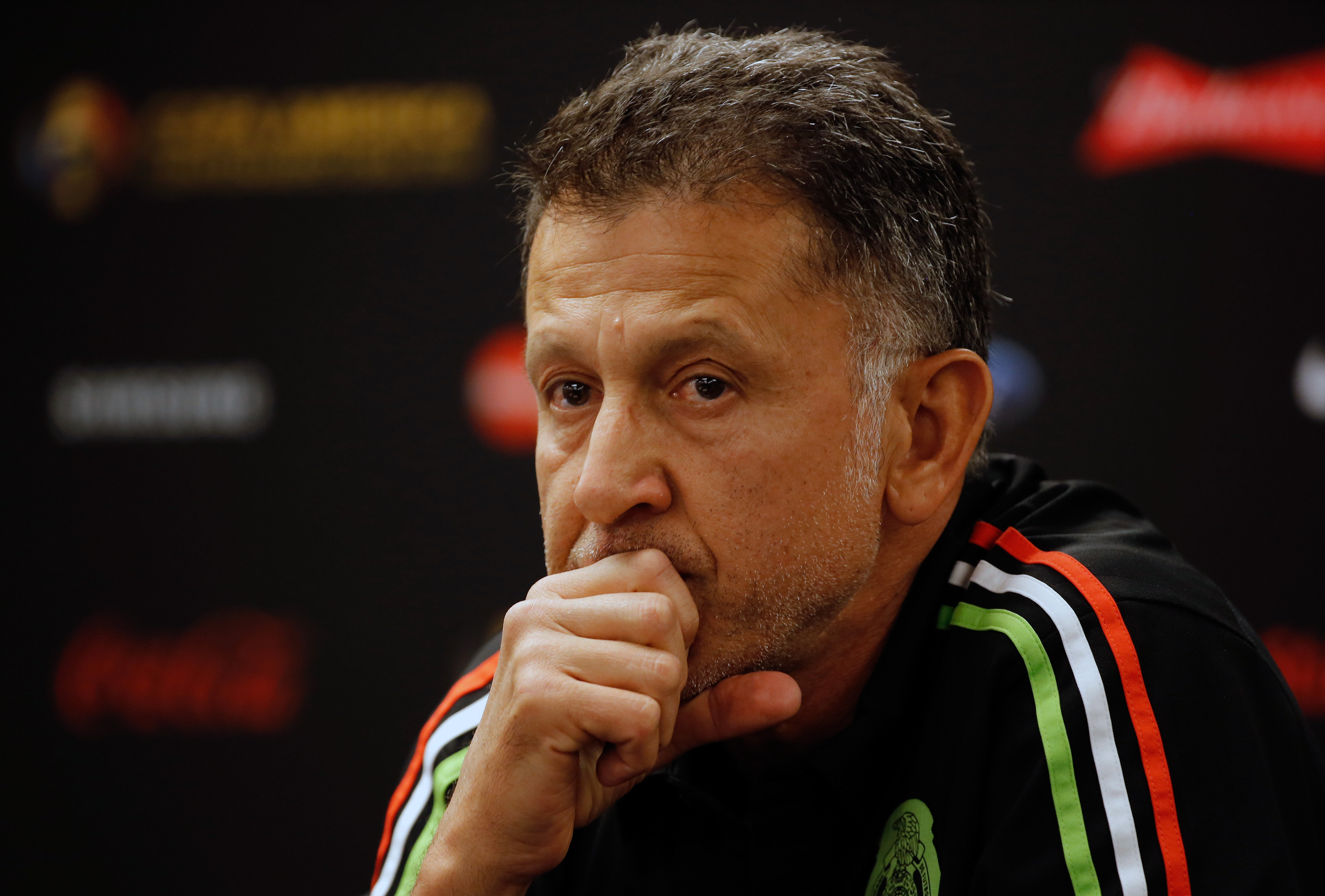 HST107 - HOUSTON (EEUU), 12/6/2016.- El seleccionador de México, Juan Carlos Osorio, participa hoy, domingo 12 de junio de 2016, en una rueda de prensa en el estadio NRG de Houston previo al partido de la Copa América Centenario 2016, México vs Venezuela que se disputará mañana. EFE/Juan Carlos Cárdenas