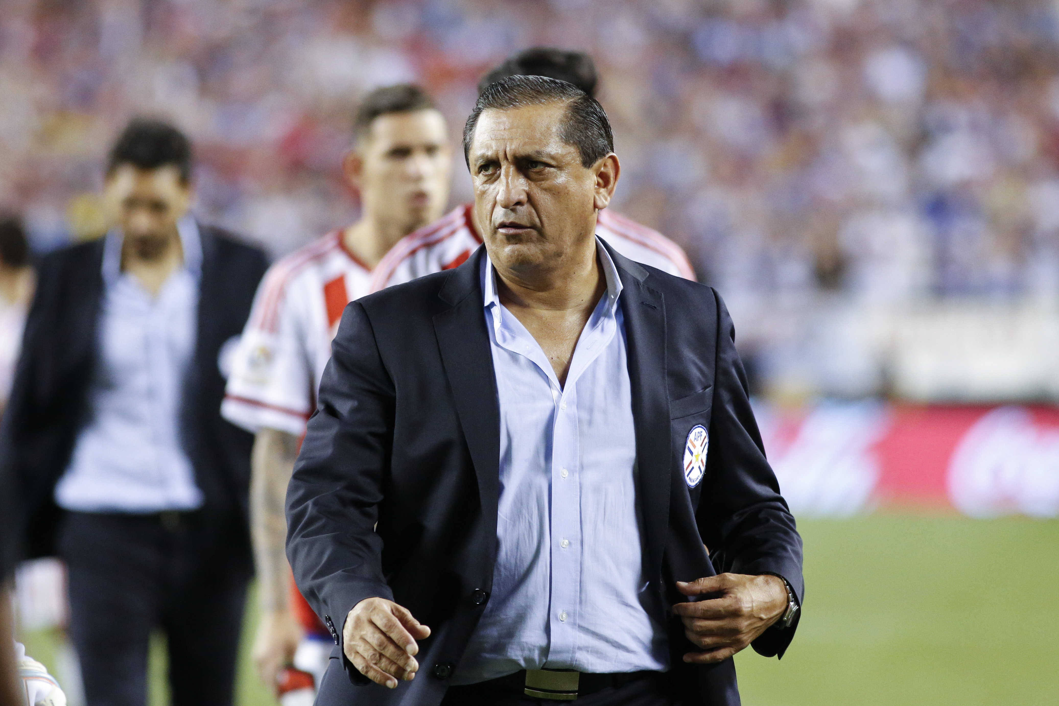 PHI46. FILADELFIA (PA, EE.UU.), 11/06/2016.- El técnico de la selección de Paraguay, Ramón Díaz, sale de la cancha después de perder 1-0 ante Estados Unidos hoy, sábado 11 de junio de 2016, durante un partido por el Grupo A de la Copa América en el estadio Lincoln Financial Field de Filadelfia, Pensilvania (EE.UU.). EFE/Kena Betancur
