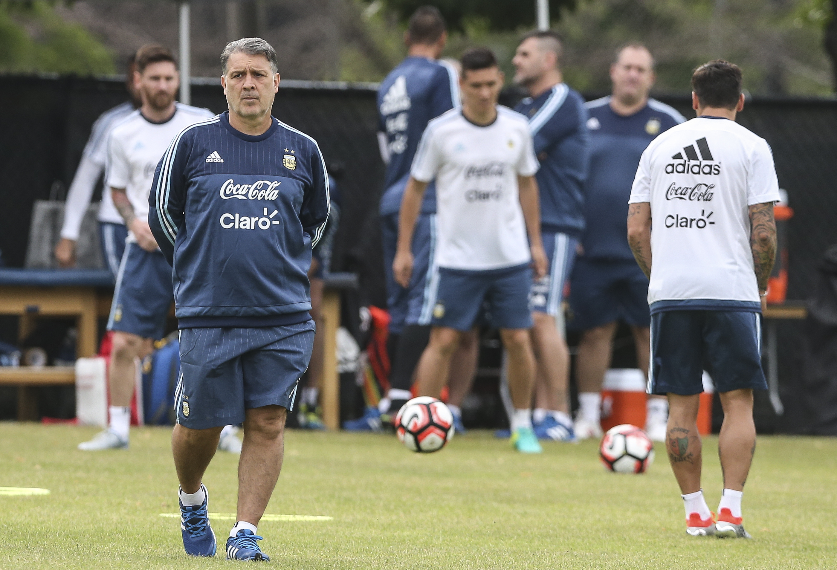 CHI14. CHICAGO (IL, EE.UU.), 09/06/2016.- El seleccionador de Argentina Gerardo Martino (i) camina en un entrenamiento hoy, jueves 9 de junio de 2016, en las instalaciones de la Universidad de Illinois en Chicago (EE.UU.). Argentina jugará su segundo partido de la Copa América Centenario mañana ante Panamá en el Soldier Stadium de Chicago. EFE/David Fernández