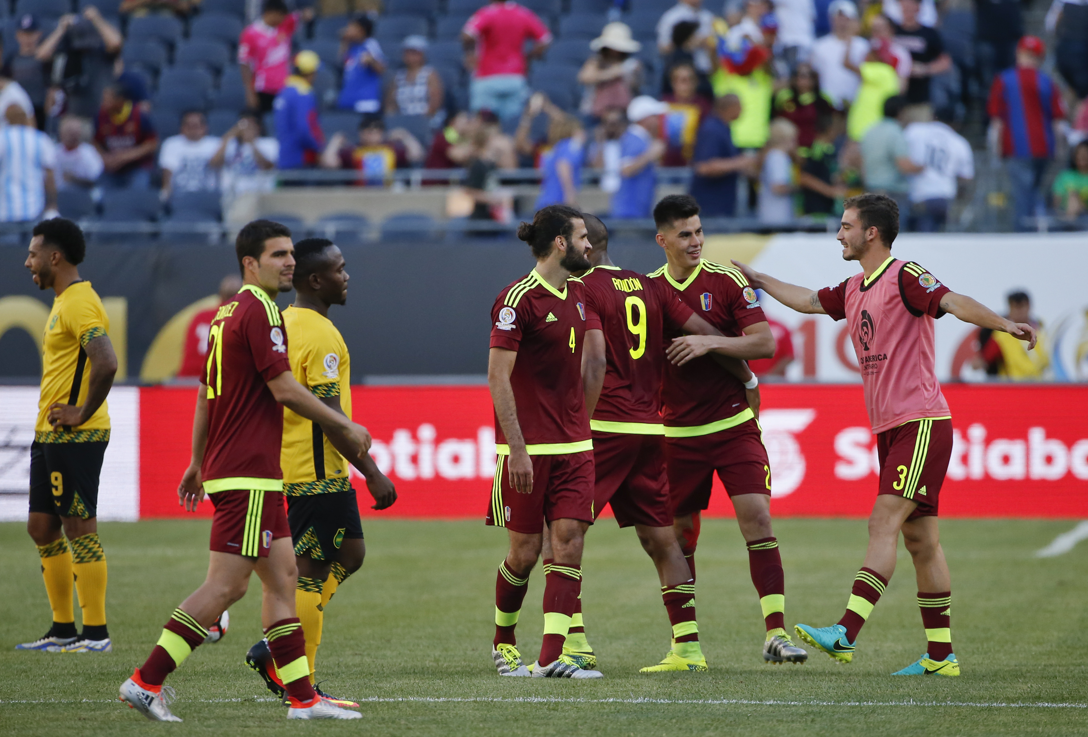 CHI01. CHICAGO (EEUU), 05/06/2016.- Jugadores de Venezuela celebran la victoria sobre Jamaica hoy, domingo 5 de junio de 2016, durante un partido del grupo C de la Copa América en el estadio Soldier Field en Chicago, Illinois (Estados Unidos). EFE/Kamil Krzaczynski