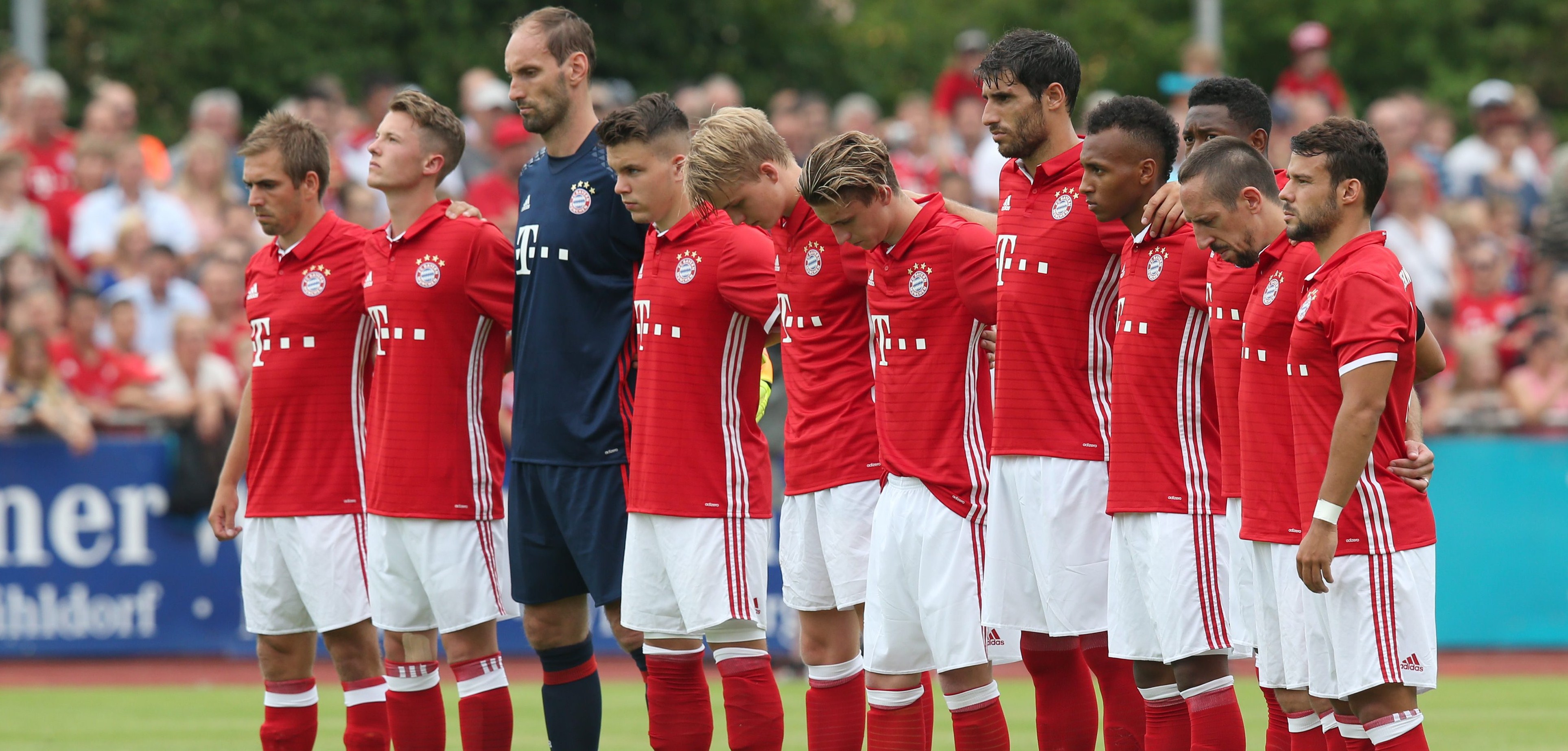 NIC031. Landshut (Germany), 23/07/2016.- FC Bayern Munich players observe a minute's silence for the victims of yesterday's shooting, before the test match against SpVgg Landshut at ebmpapst Stadium in Landshut, Germany, 23 July 2016. (Futbol, Amistoso, Alemania) EFE/EPA/DANIEL KARMANN