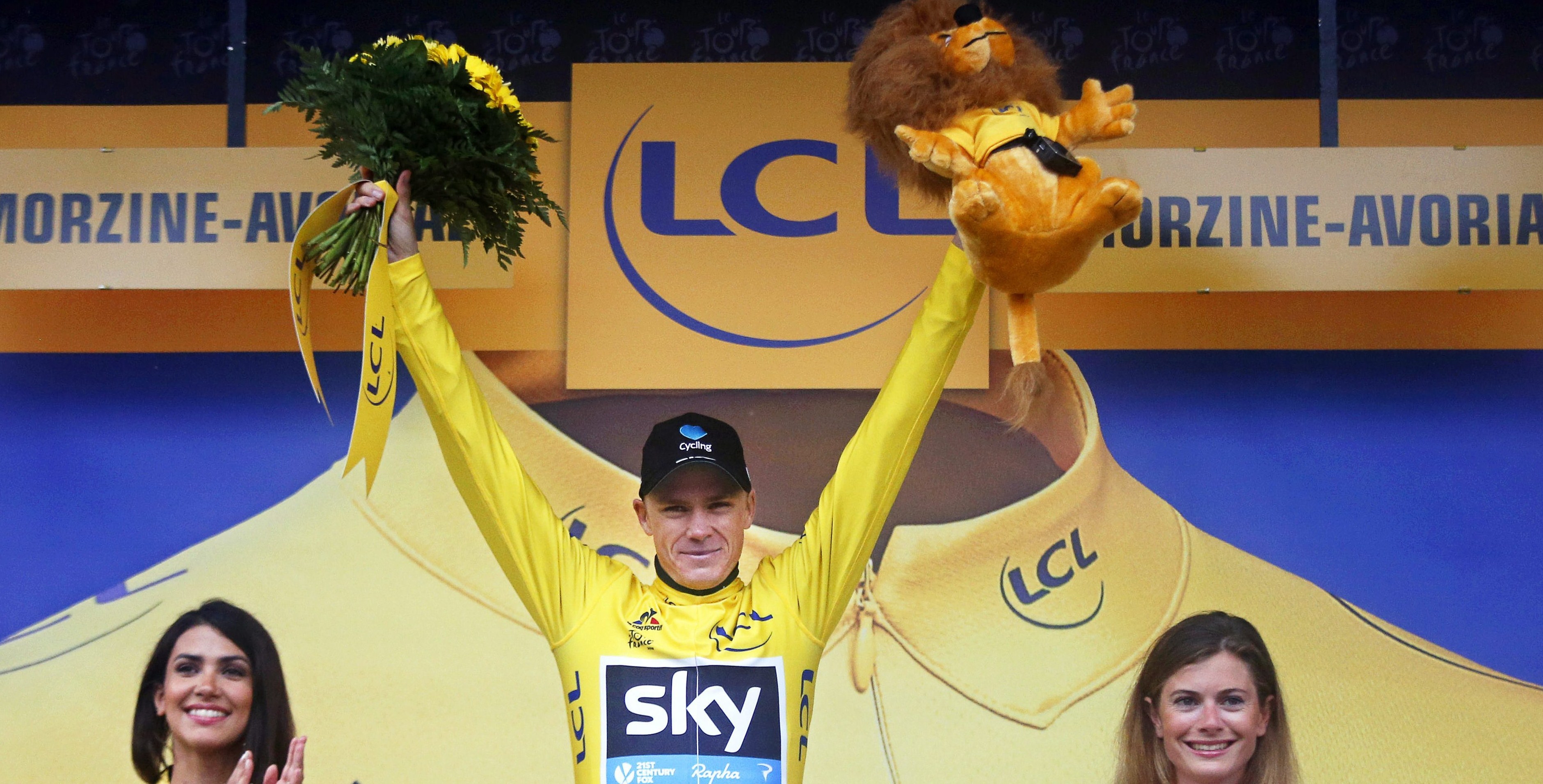. Morzine-avoriaz (France), 23/07/2016.- British rider Christopher Froome (C) of Team Sky celebrates on the podium after retaining the overall leader's yellow jersey following the 20th stage of the 103rd edition of the Tour de France cycling race over 146.5km between Megeve and Morzine-Avoriaz, France, 23 July 2016. (Ciclismo, Francia) EFE/EPA/KIM LUDBROOK