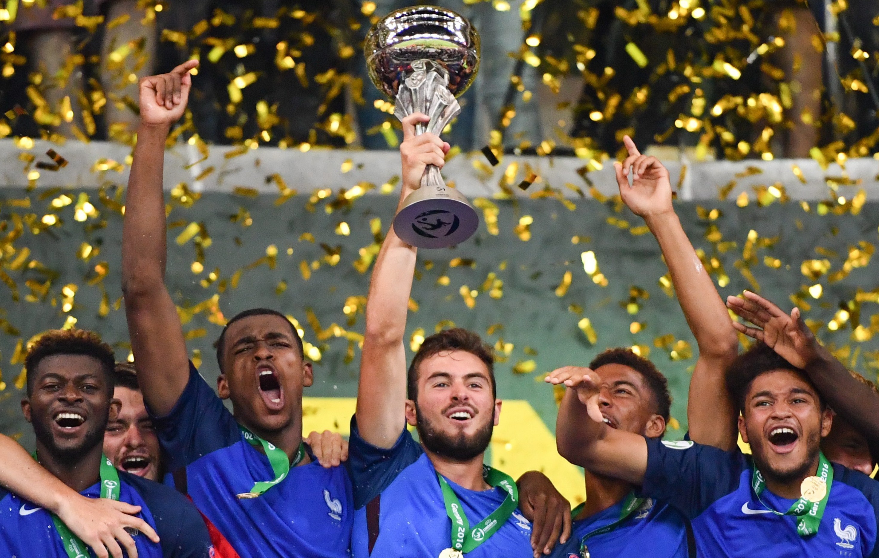 MHM005. Sinsheim (Germany), 24/07/2016.- French players celebrate after winning the final of the UEFA U19 European Championship between France and Italy in Sinsheim, Germany, 24 July 2016. (Alemania, Francia, Italia) EFE/EPA/Uwe Anspach