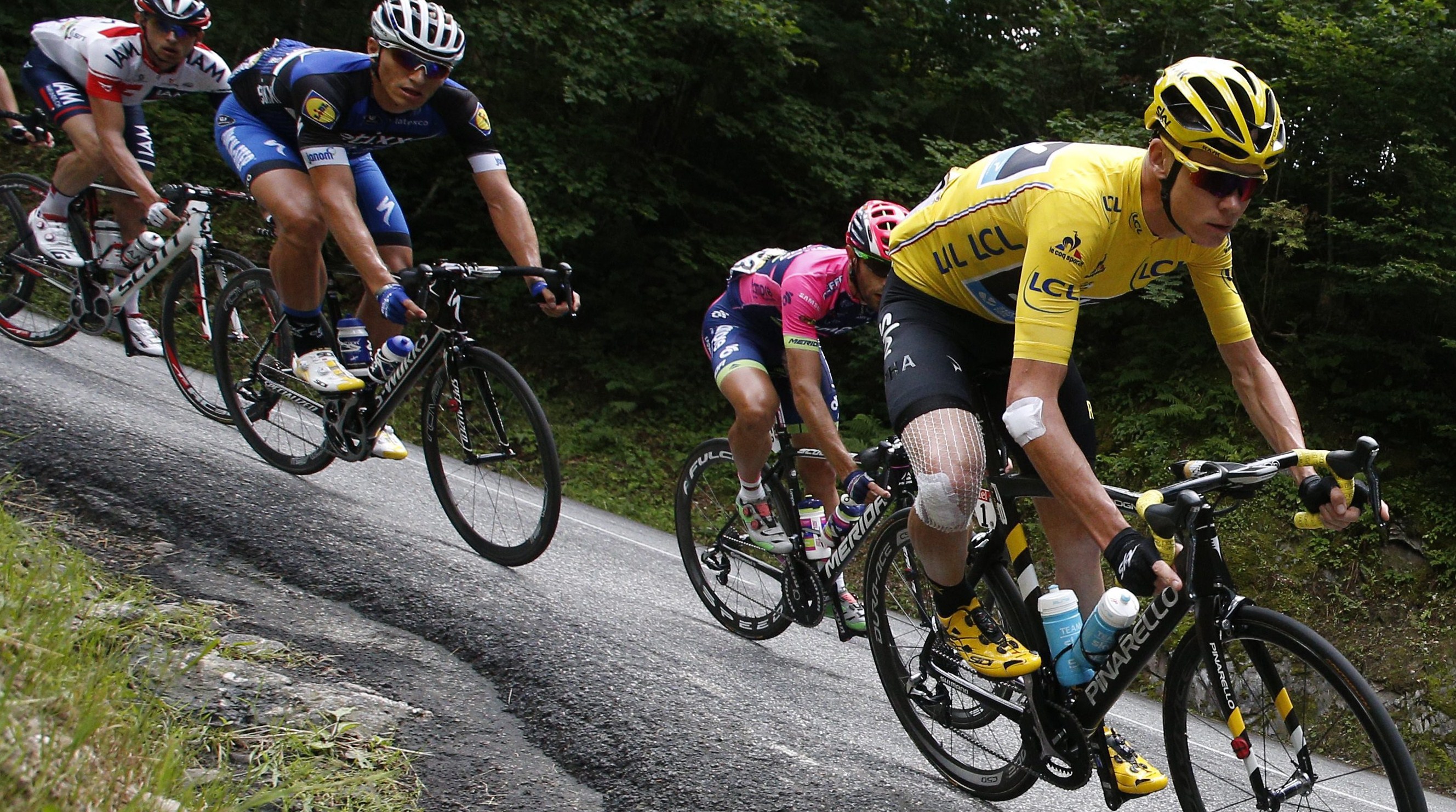 . Morzine-avoriaz (France), 23/07/2016.- Team Sky rider Christopher Froome of Great Britain seen descending during the 20th stage of the 103rd edition of the Tour de France cycling race over 146.5 Km between megeve and Morzine-Avoriaz, France, 23 July 2016. (Ciclismo, Francia) EFE/EPA/YOAN VALAT
