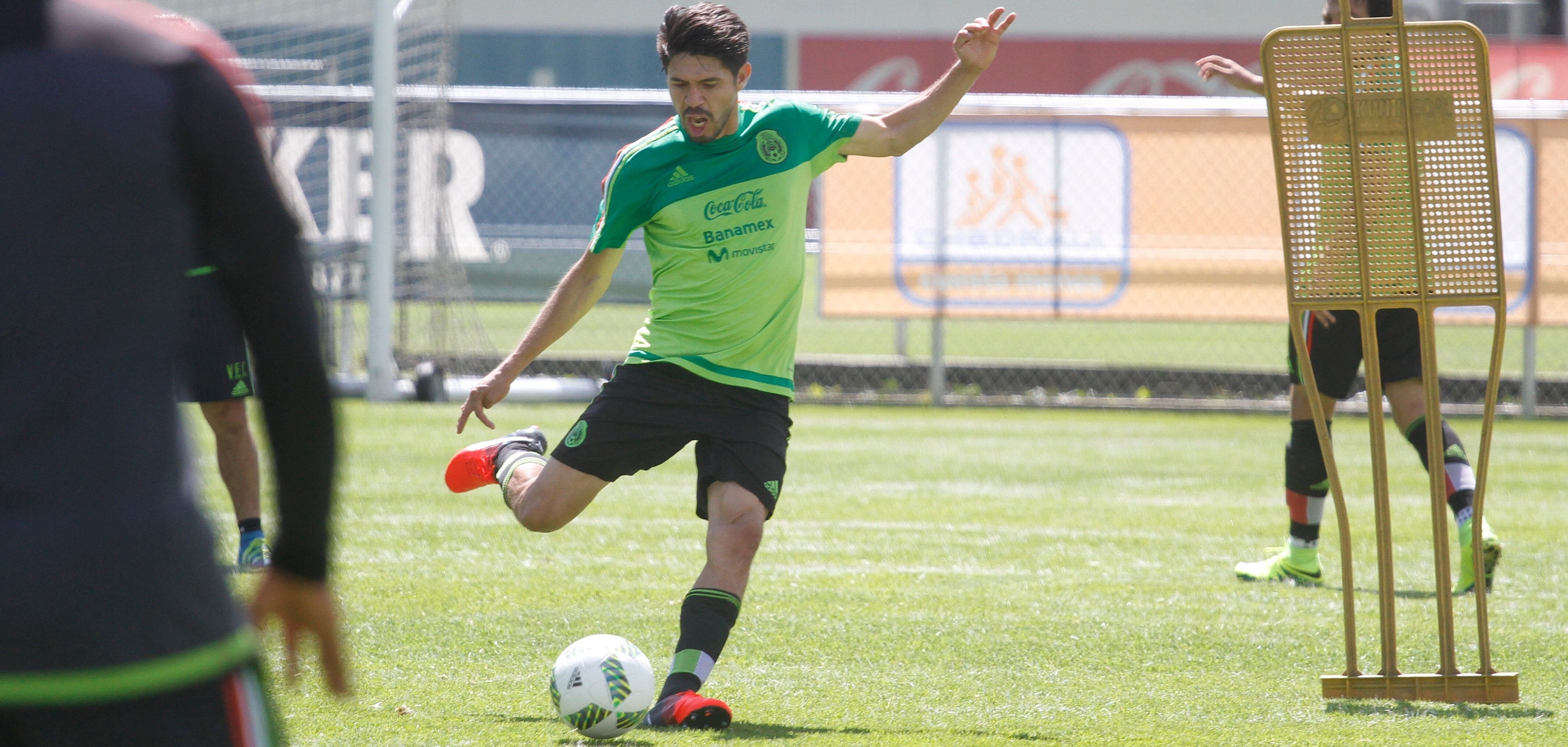 MEX001. CIUDAD DE MÉXICO (MÉXICO), 18/07/2016.- Oribe Peralta, jugador de la selección mexicana sub23 durante un entrenamiento en Ciudad de México hoy, lunes 18 de julio de 2016, como preparación a los Juegos Olímpicos de Río 2016. EFE/SÁSHENKA GUTIÉRREZ