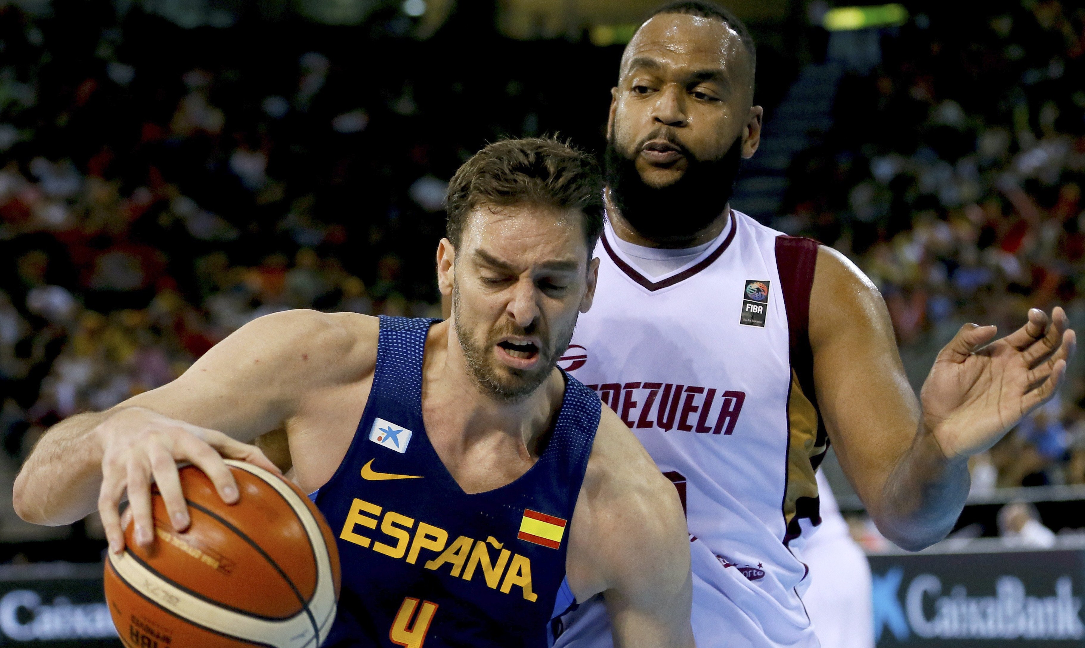 GRA157. MADRID, 23/07/2016.- El pívot de España Pau Gasol (i) y el pívot de Venezuela Gregory Echenique (i) durante el partido amistoso que disputan en el Madrid Arena. EFE/JuanJo Martín