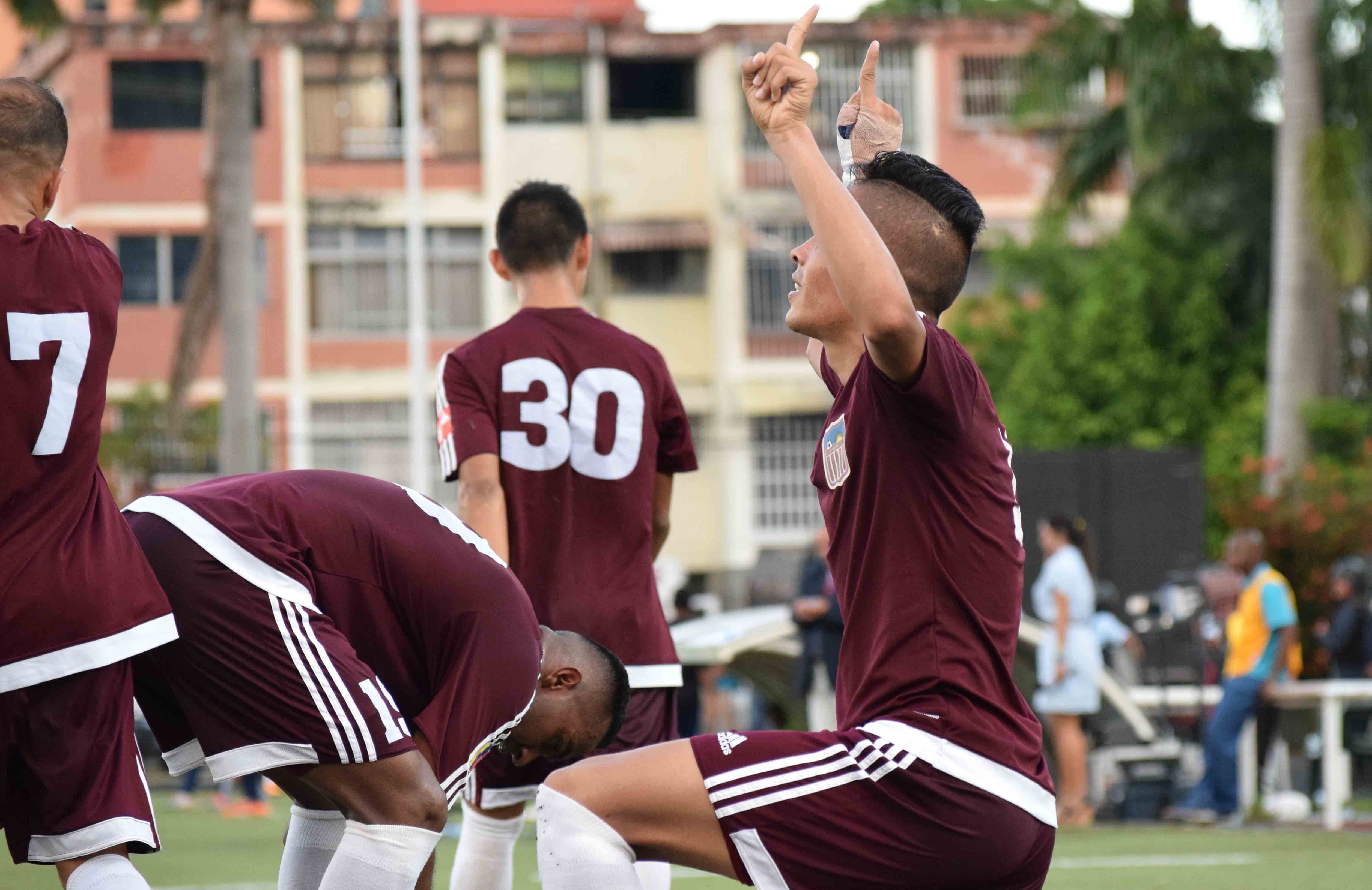 Aquiles Ocanto firmó el 2-0 de cabeza