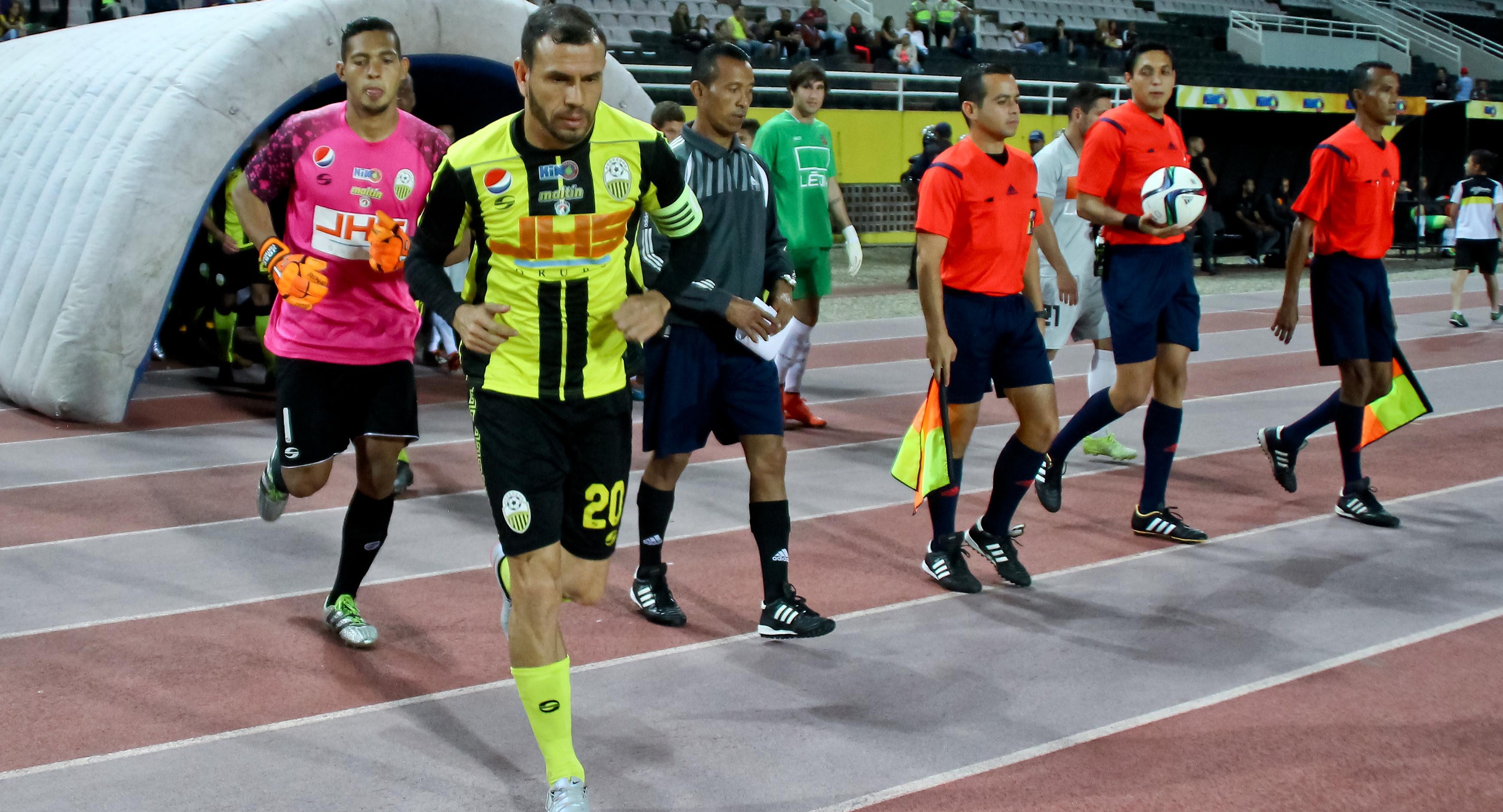 Aspectos generales del encuentro correspondiente a la septima jornada del torneo Clausura 2016 del Futbol Profesional Venezolano, Copa TRAKI, entre los equipos Deportivo Tachira FC Vs Petare FC, realizado en el estadio Polideportivo de Pueblo Nuevo en San Cristobal Estado Táchira en Venezuela, el 3 de agosto de 2016 (Gennaro Pascale Caicedo / Prensa Deportivo Tachira)