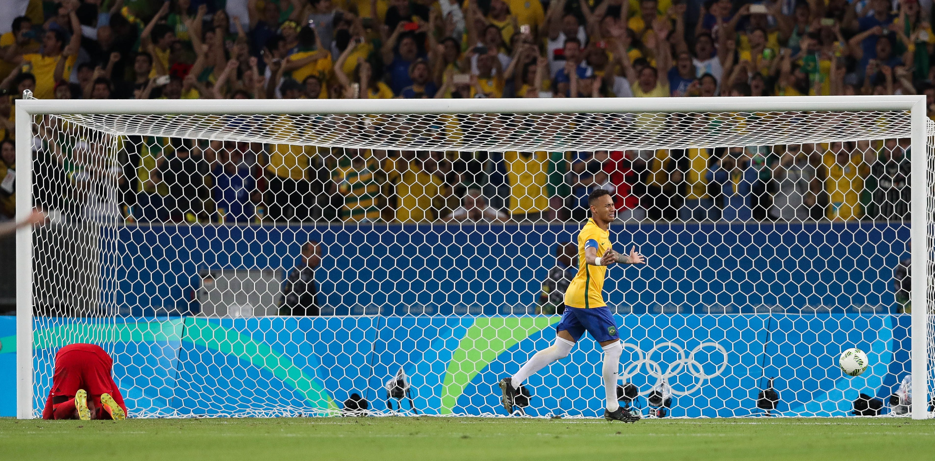 JJOO320. RÍO DE JANEIRO (BRASIL), 20/08/2016. Neymar Jr de Brasil celebra tras anotar ante Alemania, durante el juego por la medalla de oro de fútbol masculino de los Juegos Olímpicos Río 2016 hoy, sábado 20 de agosto de 2016, en el Estadio Maracaná de Río de Janeiro (Brasil). Brasil ganó en la definición por penaltis. EFE/FERNANDO BIZERRA JR
