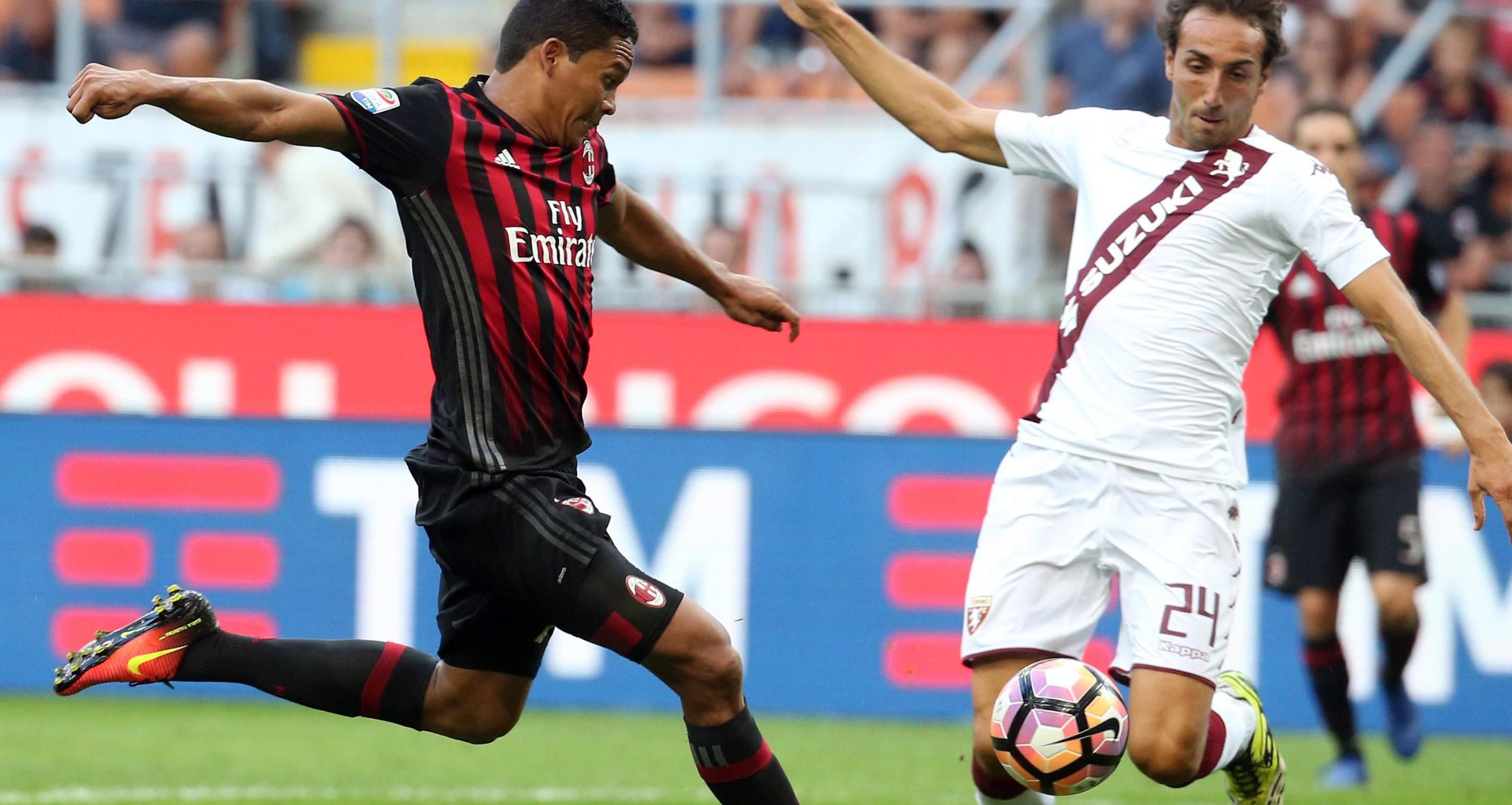 . Milan (Italy), 21/08/2016.- Milan's Carlos Bacca (L) scores the goal during the Italian Serie A soccer match AC Milan vs Torino FC at Giuseppe Meazza stadium in Milan, Italy, 21 August 2016. (Italia) EFE/EPA/MATTEO BAZZI