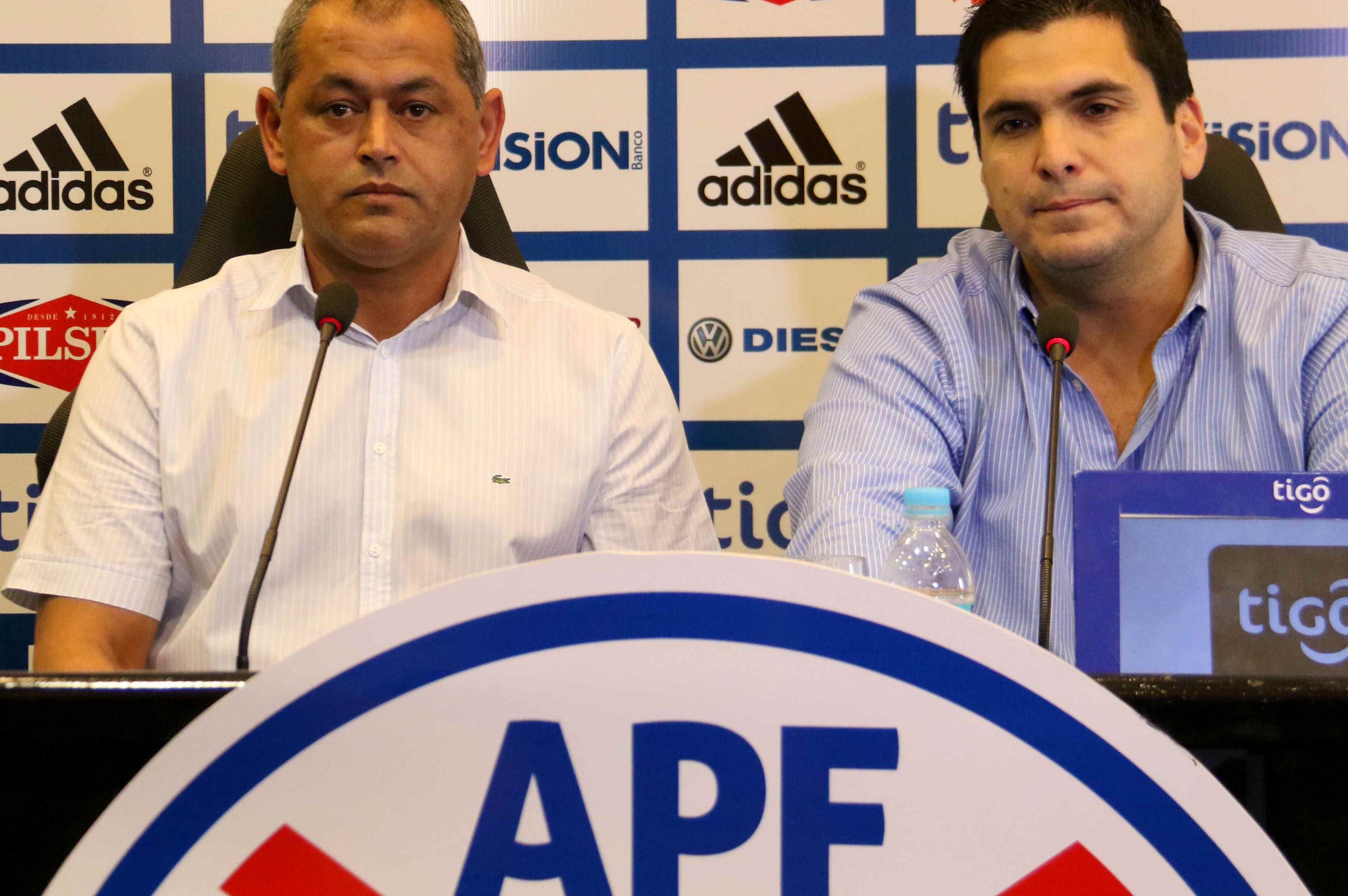 ASU03. ASUNCIÓN (PARAGUAY, 06/08/2016.- El nuevo entrenador de la selección nacional de fútbol de Paraguay Francisco "Chiqui" Arce (i) habla junto al presidente de la Asociación Paraguaya de Fútbol (APF) Rober Harrison (d) en una rueda de prensa hoy, sábado 6 de agosto de 2016, en Asunción (Paraguay). EFE/Andrés Cristaldo Benítez