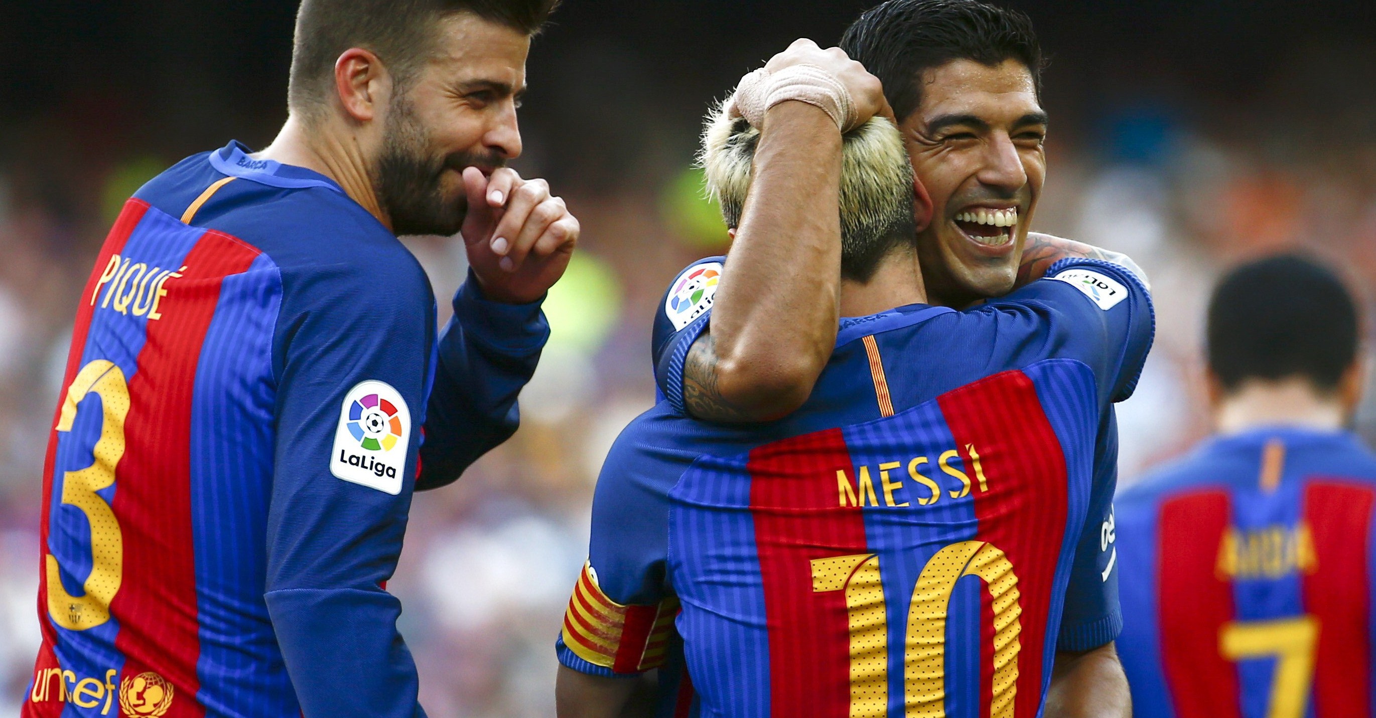 GRA185. BARCELONA, 20/08/2016.- El delantero argentino del FC Barcelona Leo Messi (c) celebra junto el delantero uruguayo Luis Suárez (d), ante la mirada de Gerard Piqué el quinto gol del equipo durante el partido de la primera jornada de Liga en Primera División entre el FC Barcelona y Real Betis Balompié que se disputa esta noche en el estadio del Camp Nou. EFE/Quique García