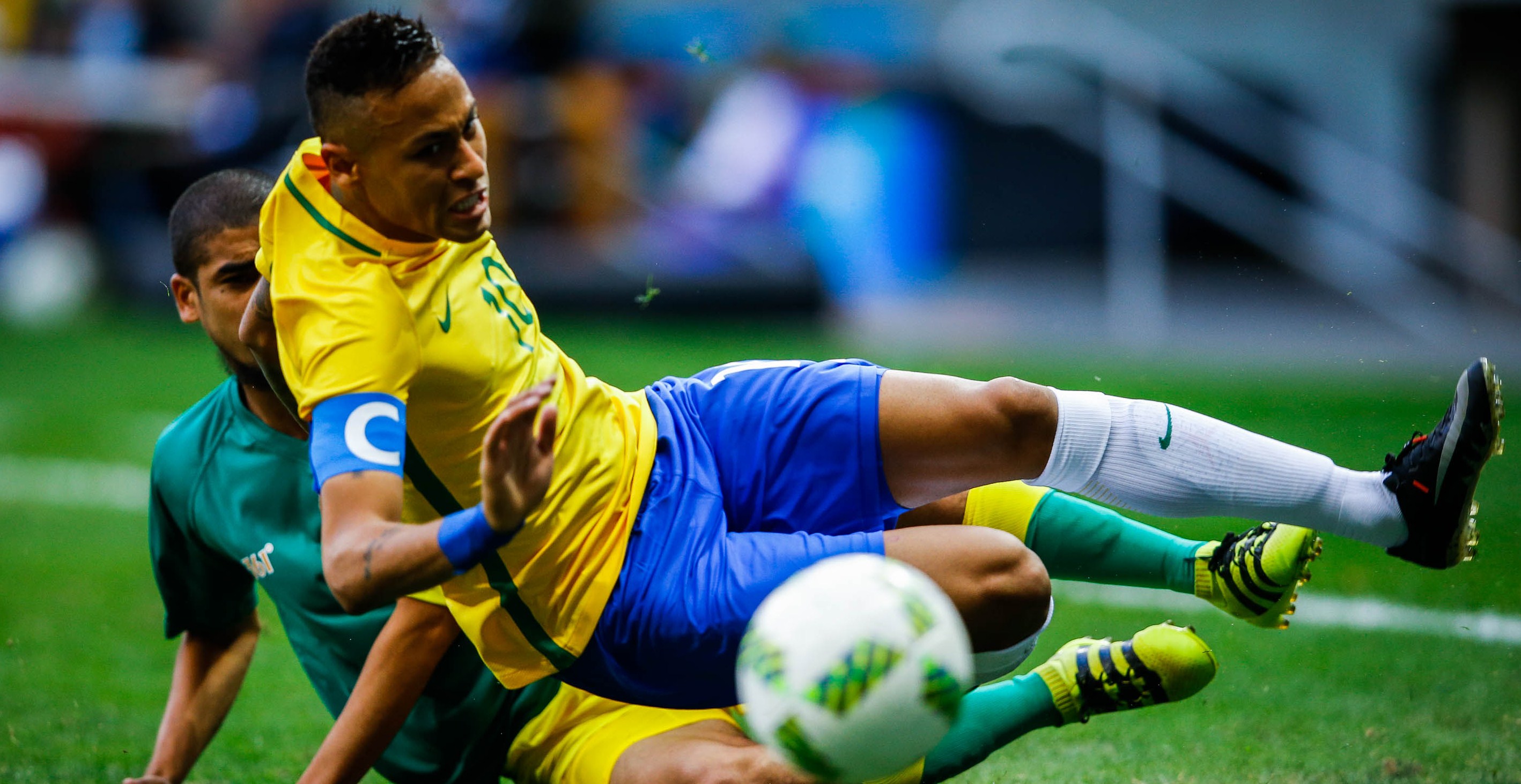 BRA100. BRASILIA (BRASIL), 04/08/2016.- El jugador Neymar (d) de Brasil en acción ante Abbubaker Mobara (i) de Sudáfrica hoy, jueves 4 de agosto de 2016, durante un juego entre Brasil y Sudamérica de los Juegos Olímpicos Río 2016, que se disputa en el estadio Mane Garrincha en Brasilia (Brasil). EFE/Fernando Bizerra Jr.