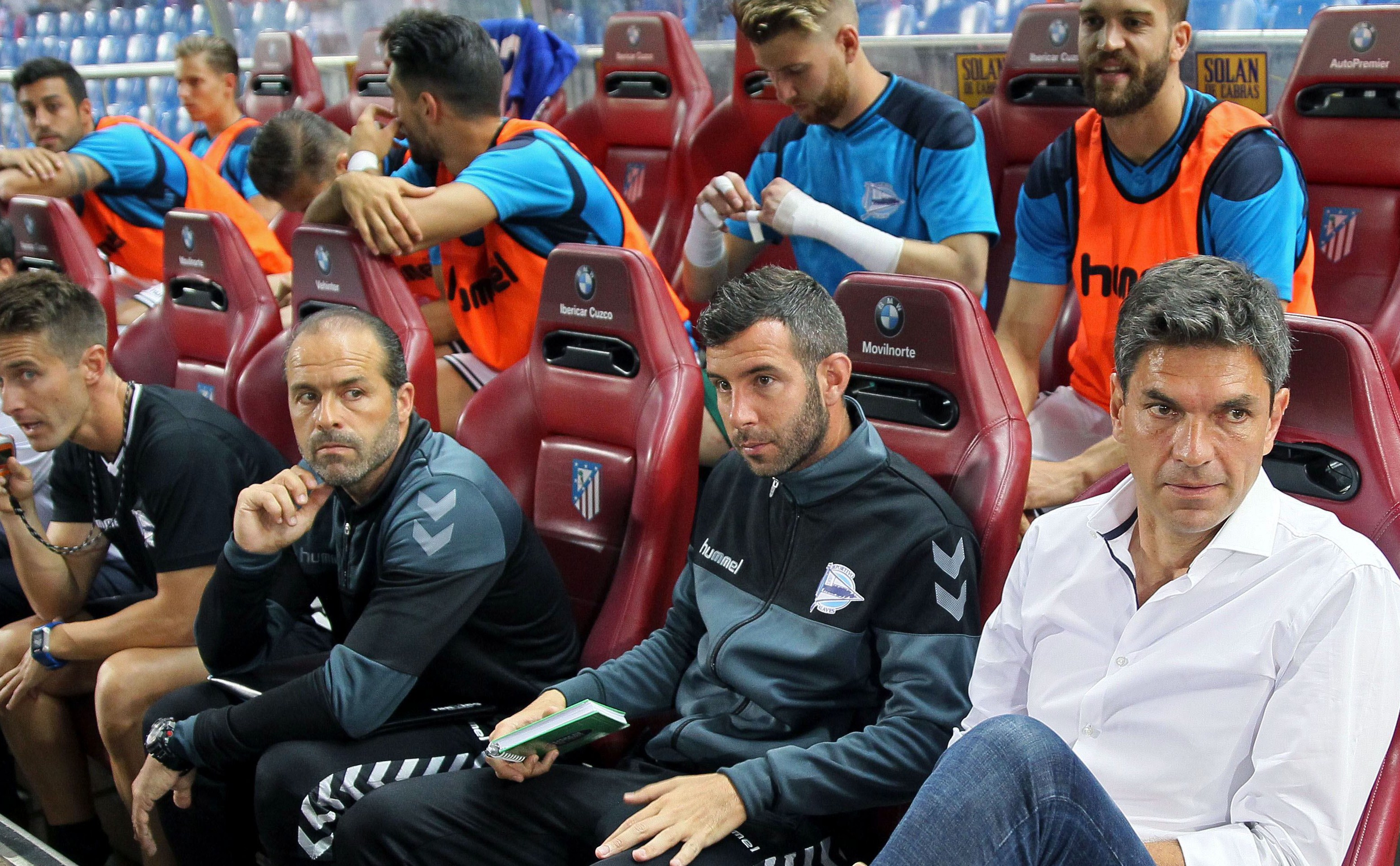 GRA236. MADRID. 21/08/2016.- El entrenador argentino del Alavés Mauricio Pellegrino (d), durante el partido de la primera jornada de Liga en Primera División que Atlético de Madrid y Deportivo Alavés juegan esta noche en el estadio Vicente Calderón, en Madrid. EFE/MARISCAL
