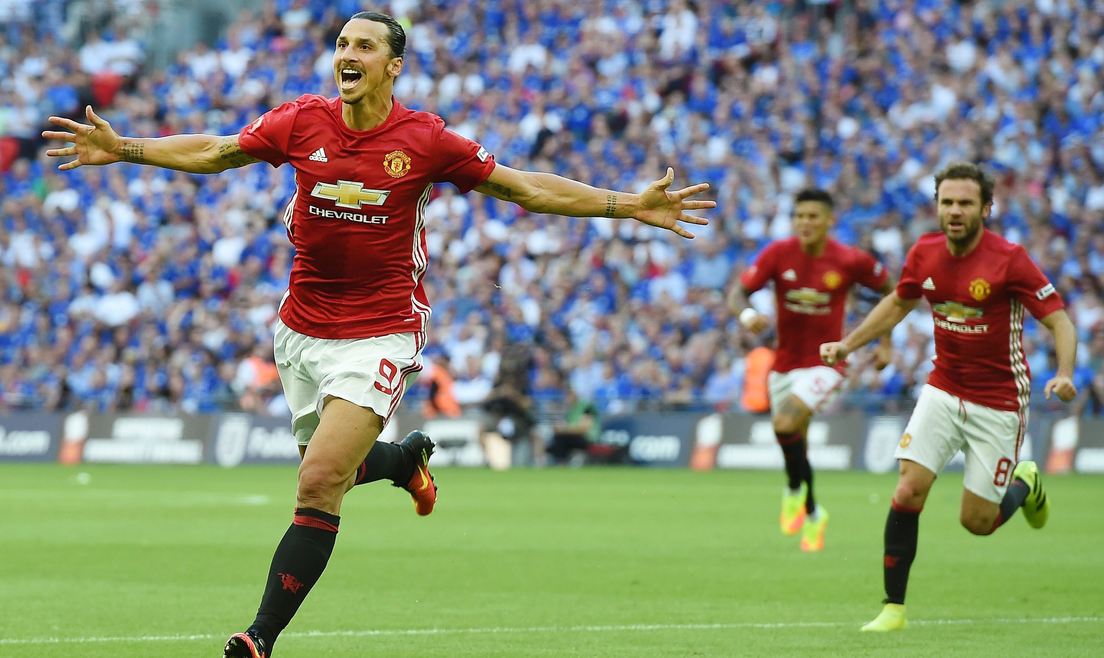 ARA1. London (United Kingdom), 07/08/2016.- Man Utd's Zlatan Ibrahimovic celebrates after scoring against Leicester during the FA Community Shield between Manchester United and Leicester City at Wembley Stadium in London, Britain, 07 August 2016. (Londres) EFE/EPA/ANDY RAIN