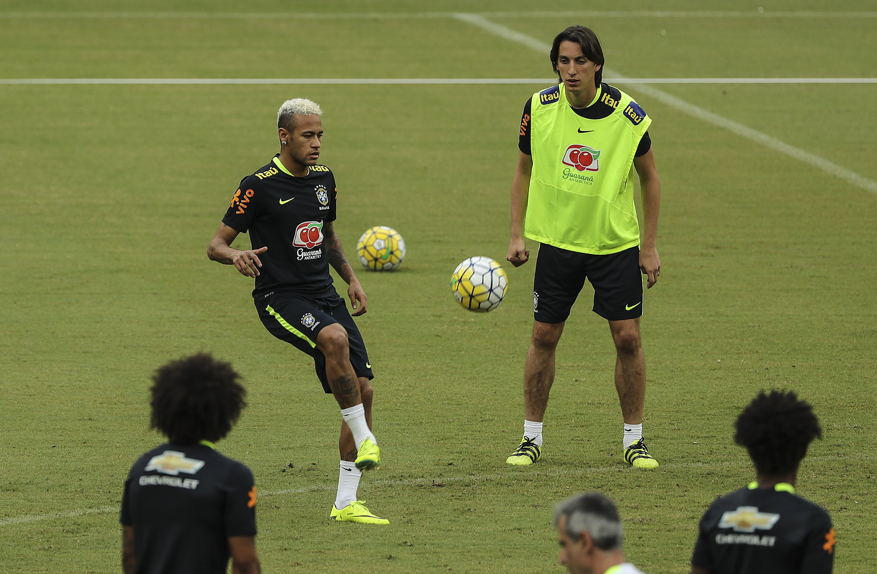 BRA01 MANAUS (BRASIL), 04/09/16. Jugadores de la selección brasileña de fútbol,Neymar (i) y Pedro Geromel (d), participan de un entrenamiento, hoy, domingo 4 de septiembre, en la Arena Amazonia, en Manaos (Brasil), y enfrentarán a Colombia el próximo martes por las eliminatorias de Rusia 2018. EFE/ Antonio Lacerda.