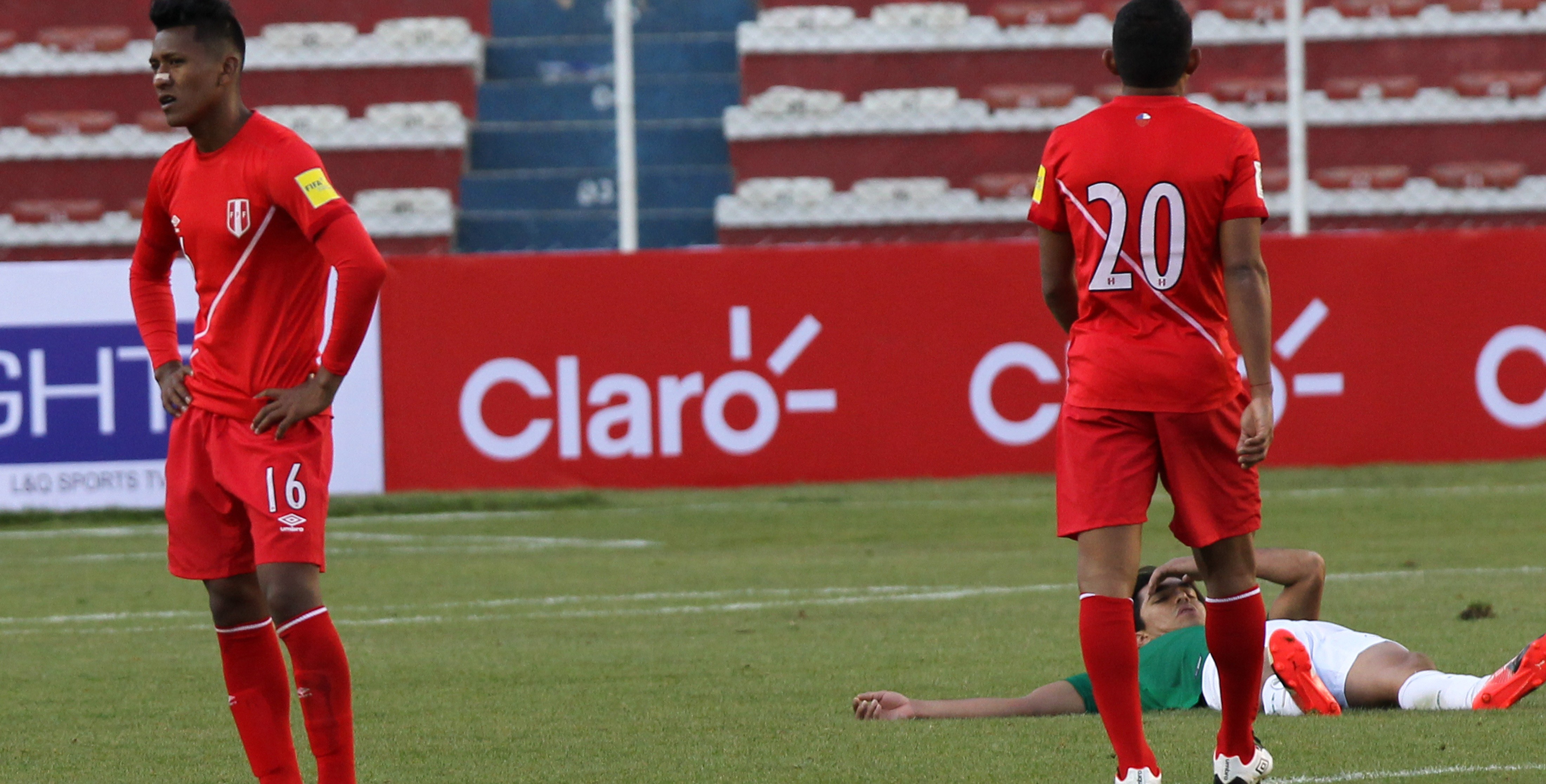 BOL28. LA PAZ (BOLIVIA), 01/09/2016.- Jugadores de Perú se lamentan tras perder con Bolivia hoy, jueves 1 de septiembre de 2016, durante un partido por las por las eliminatorias a Rusia 2018, en el Estadio Hernando Siles de La Paz (Bolivia). EFE/MARTÍN ALIPAZ