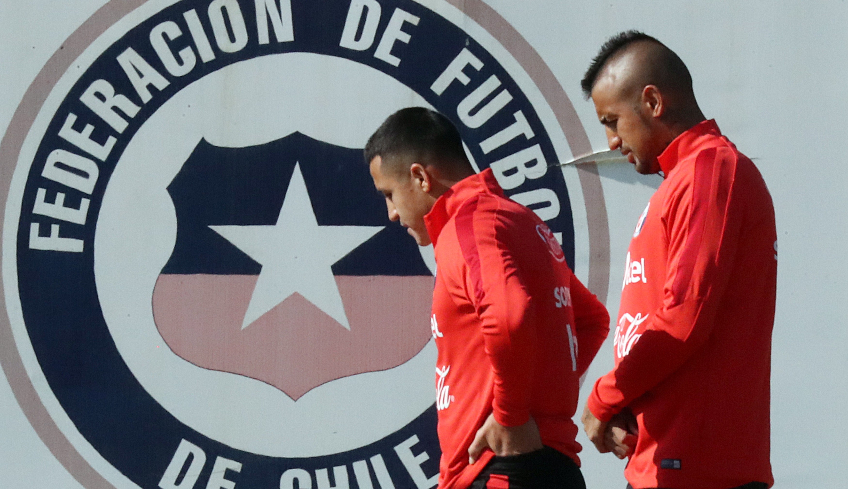 CH01. SANTIAGO (CHILE), 02/09/2016. Los jugadores de la selección chilena de fútbol, Alexis Sanchez (i) y Arturo Vidal (d), participan hoy, viernes 2 de septiembre de 2016, en un entrenamiento en el Complejo Deportivo Juan Pinto Durán en Santiago (Chile), previo al encuentro con Bolivia por las eliminatorias a Rusia 2018. EFE/Mario Ruiz