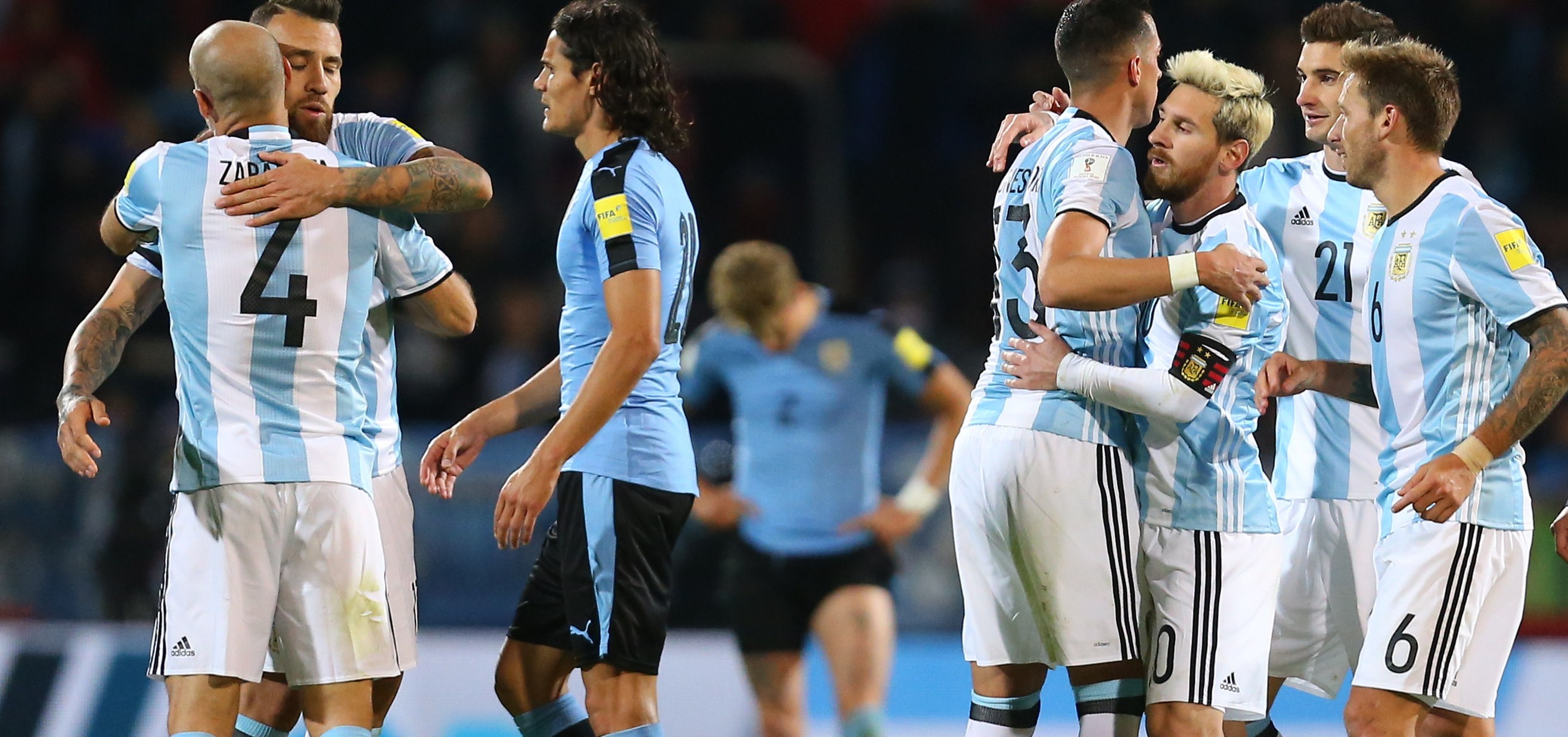 BAS331. MENDOZA (ARGENTINA), 01/09/2016.- Jugadores de Argentina celebran luego de vencer a Uruguay hoy, jueves 1 de septiembre de 2016, durante un encuentro correspondiente a las eliminatorias al Mundial de Rusia 2018 disputado en el estadio Malvinas Argentinas de Mendoza (Argentina). EFE/Nicolás Aguilera