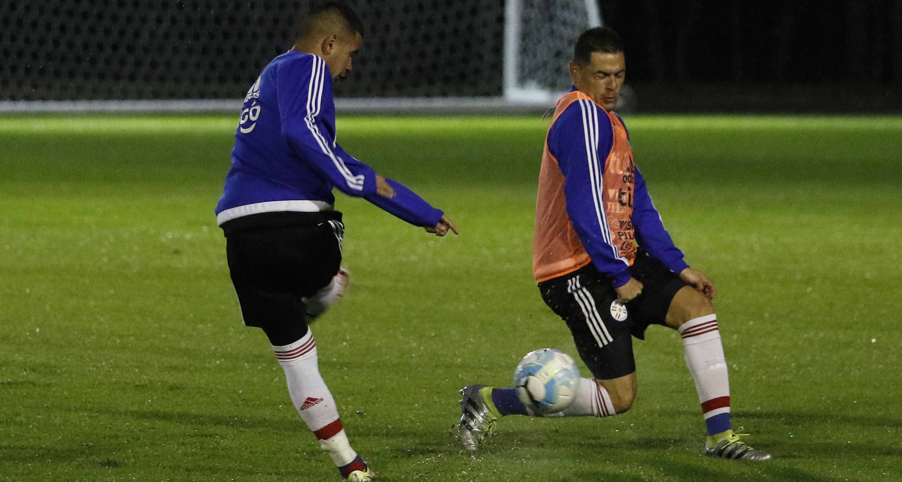 ASU05 - YPANE (PARAGUAY), 03/09/2016- Los jugadores Derliz González (i), y Pablo Aguilar entrenan hoy, sábado 03 de septiembre de 2016, en la sede de alto rendimiento de Ypane (Paraguay). La selección de Paraguay realiza su último entrenamiento en el país y dará a conocer la lista de jugadores que viajarán el domingo a Uruguay, para el partido que enfrentará a la Albirroja contra el combinado charrúa en Montevideo el lunes, en la octava fecha de la liga sudamericana para el Mundial de Rusia 2018. EFE/Andrés Cristaldo Benítez