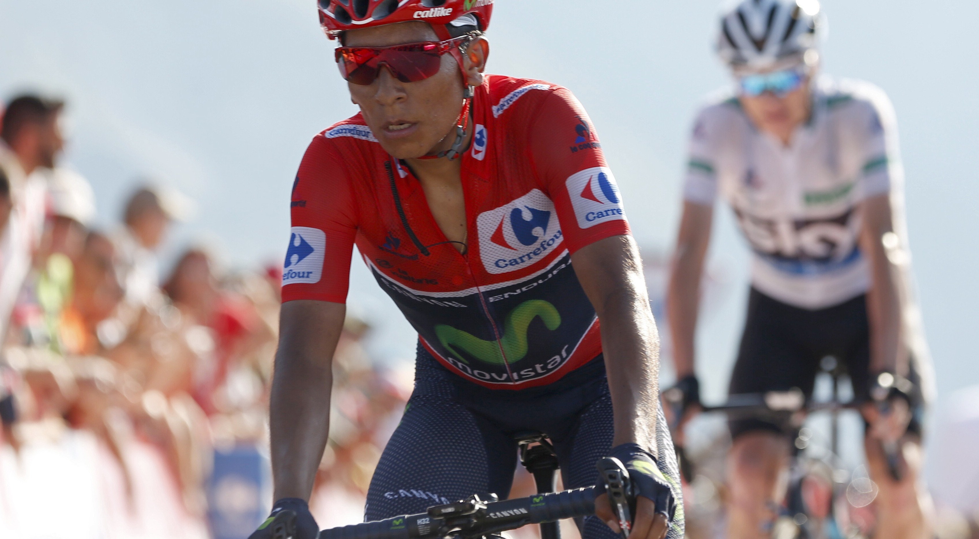 GRA284. COL D'AUBISQUE (FRANCIA), 03/09/2016.- El ciclista colombiano del equipo Movistar y lider de la vuelta, Nairo Quintana, seguido del británico del equipo Sky, Chris Froome, a au llegada a la meta en la décimocuarta etapa de la Vuelta Ciclista a España 2016 con salida en la localidad navarra de Urdax-Dantxarinea y meta en la francesa de Aubisque-Gourette, con un recorrido de 196 kilómetros.Efe/Javier Lizón