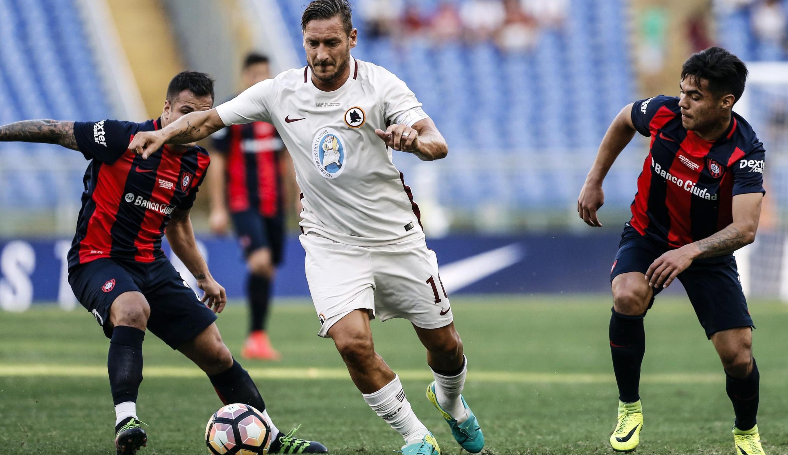 . Rome (Italia), 03/09/2016.- Romas Francesco Totti (C) in action during the charity friendly soccer match AS Roma vs San Lorenzo de Almagro at Olimpico stadium in Rome, Italy, 03 September 2016. The match is held for the victims of the 6.0 magnitude earthquake that struck central Italy on 24 August. (Futbol, Amistoso, Terremoto/sismo, Roma, Italia) EFE/EPA/ANGELO CARCONI