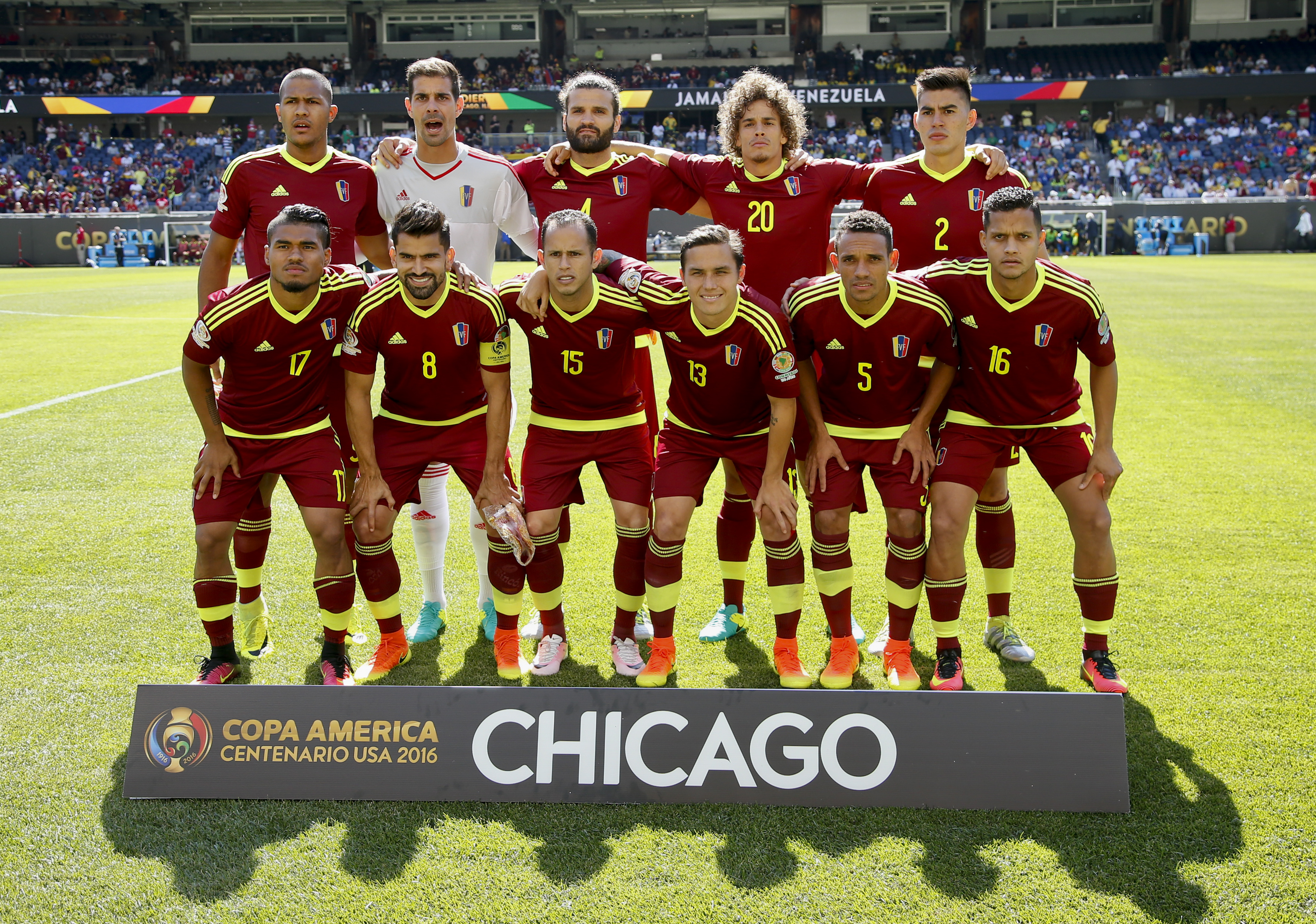 CHI01. CHICAGO (EEUU), 05/06/2016.- Jugadores de Venezuela forman hoy, domingo 5 de junio de 2016, antes de un partido del grupo C de la Copa América en el estadio Soldier Field en Chicago, Illinois (Estados Unidos). EFE/Kamil Krzaczynski