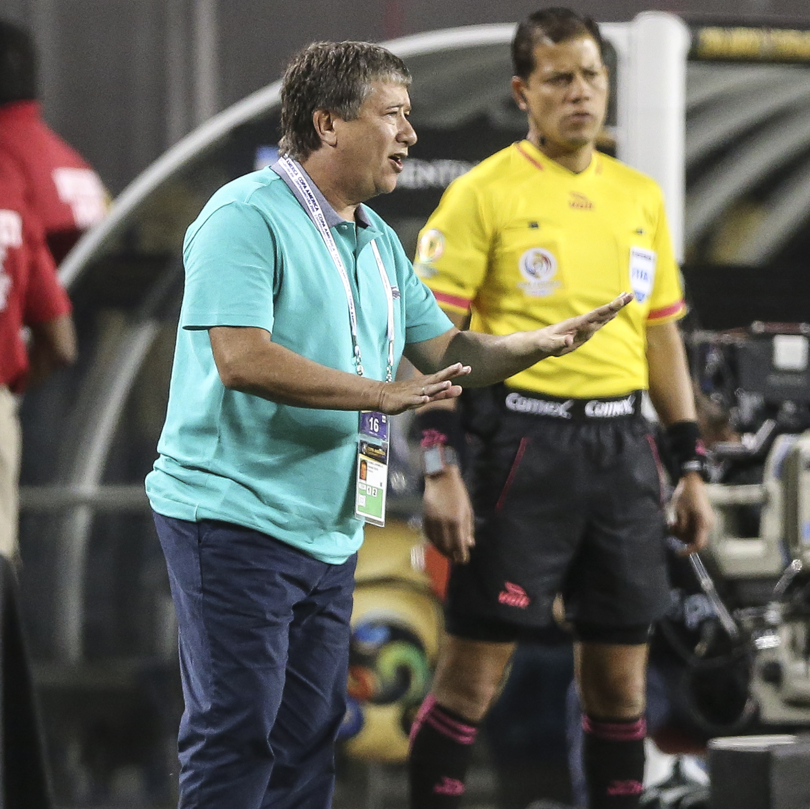 ARG113 - CHICAGO (IL, EEUU) 10/06/2016.- El seleccionador de Panamá, Hernán Dario Gómez (i), da instrucciones a sus jugadores en el juego ante Argentina hoy, viernes 10 de junio de 2016, durante un partido del grupo D de la Copa América Centenario 2016 en el Soldier Stadium de Chicago (EE.UU.). EFE/David Fernández