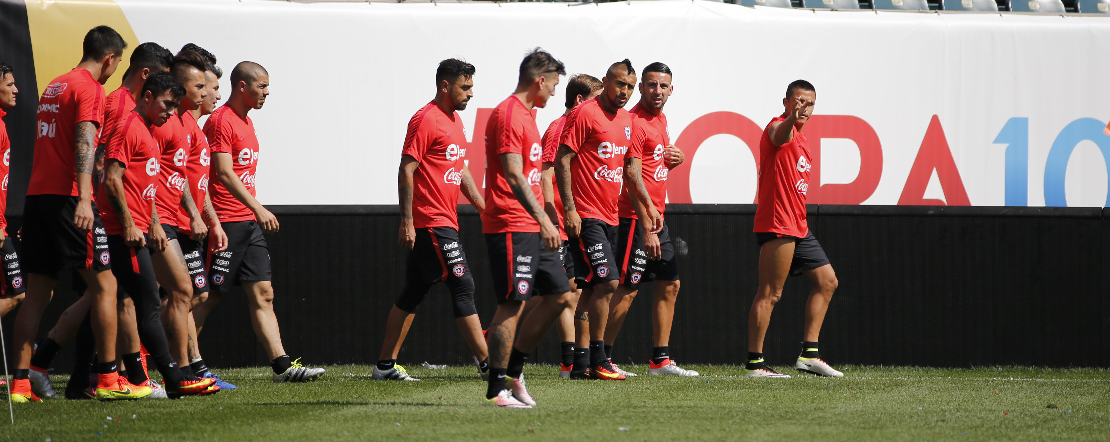FIL07.- FILADELFIA ( EEUU). 12/06/2016.-Vista de la selección de Chile durante el entrenamiento de hoy, domingo 12 de junio de 2016, en el estadio Lincoln Financial Field de Filadelfia, EEUU, donde preparan el partido contra Panamá dentro del grupo D de la Copa América Centenario. EFE/LUIS TEJIDO