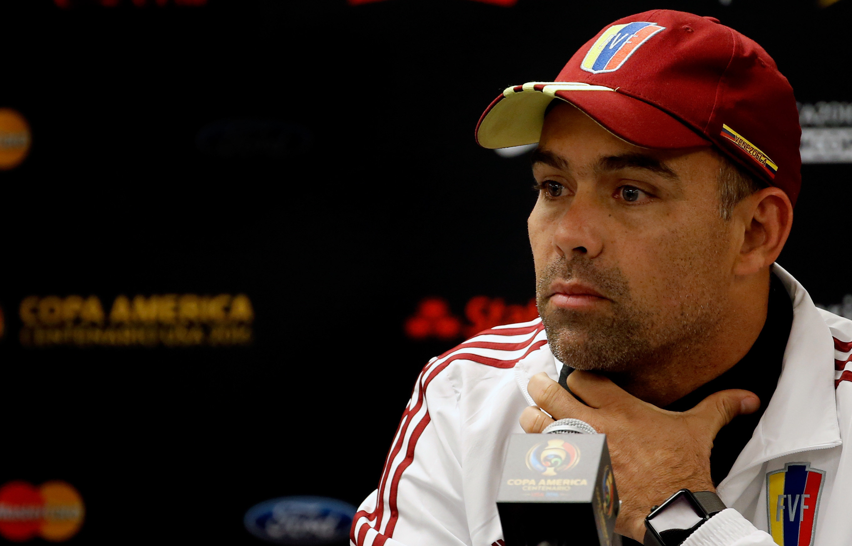HST400. HOUSTON (EEUU), 12/06/2016.- El seleccionador de Venezuela Rafael Dudamel habla en una rueda de prensa hoy, domingo 12 de junio de 2016, en el estadio NRG de Houston (EE.UU.). Venezuela enfrentará a México en un partido del grupo D de la Copa América Centario. EFE/Juan Carlos Cárdenas