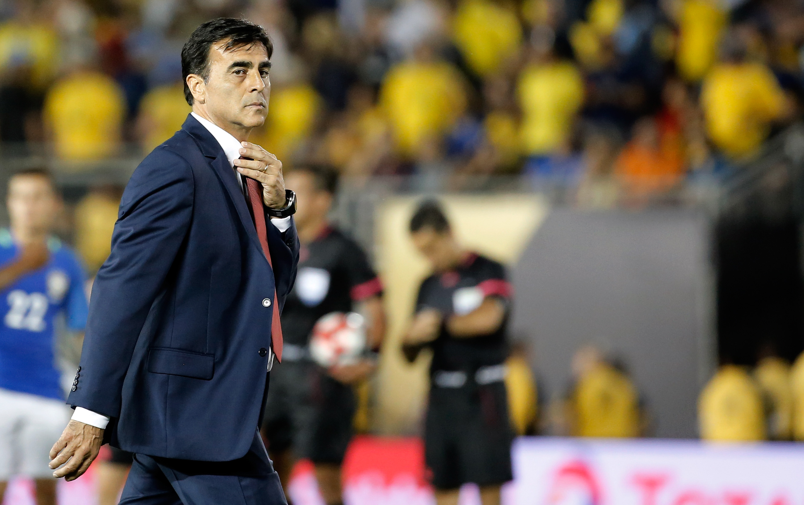 PSD111. PASADENA (CA, EE.UU.), 04/06/2016.- El director técnico de Ecuador, Gustavo Quinteros, sale del campo de juego hoy, sábado 4 de junio de 2016, al final de un partido por el grupo B de la Copa América, en Pasadena, Los Ángeles, California (EE.UU.). EFE/Juan Carlos Cárdenas