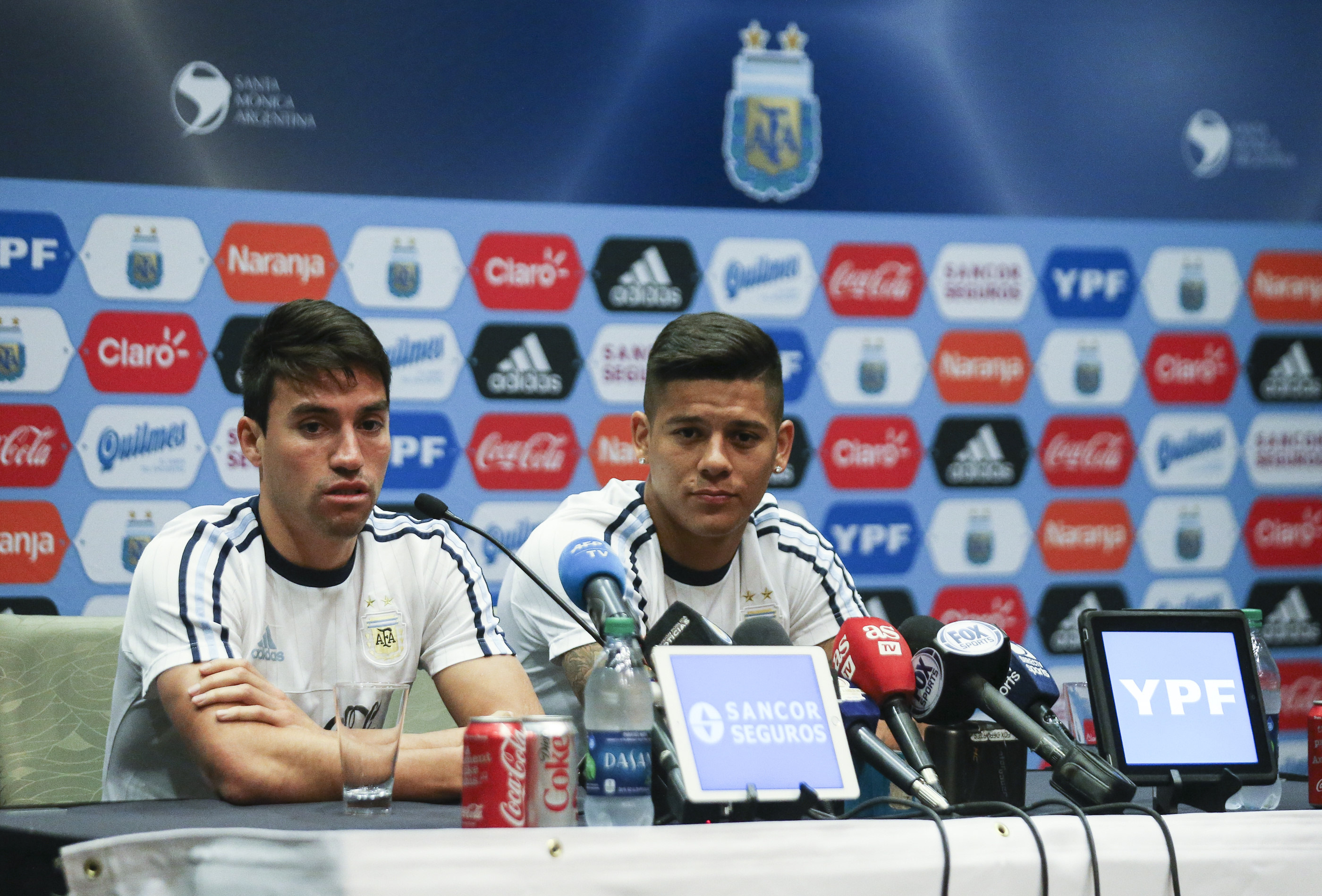 WA01. SEATTLE (WASHINGTON), 12/06/2016.- Los jugadores de la selección argentina de fútbol, Marcos Rojo (d) y Nicolás Gaitán, participan de una rueda de prensa en el hotel de concentración de la selección en Bellevue, Seattle (Estados Unidos) hoy, domingo 12 de junio de 2016. EFE/DAVID FERNÁNDEZ