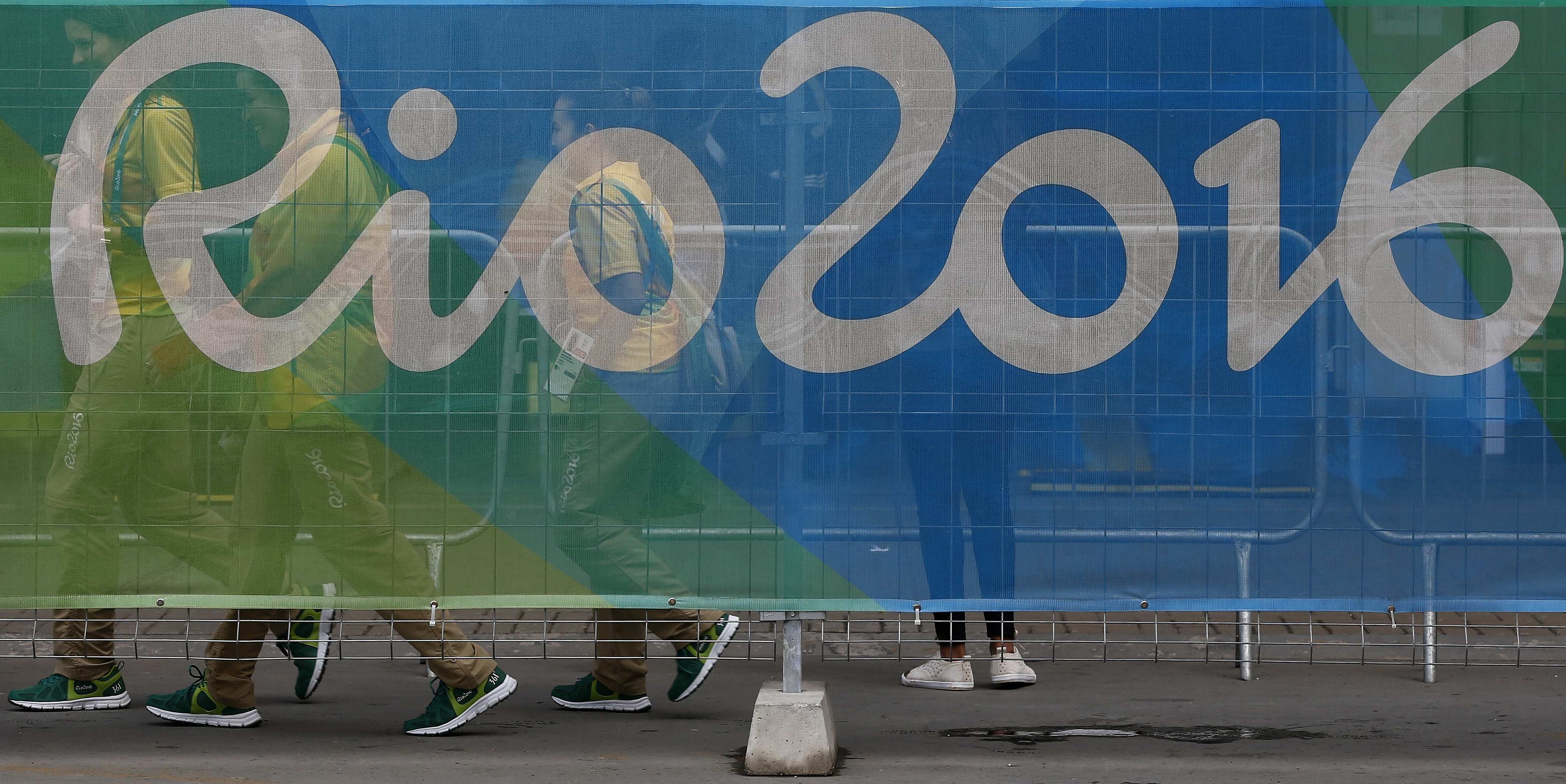 BRA01. RÍO DE JANEIRO (BRASIL), 22/07/2016.- Fotografía del 22 de julio de 2016 de voluntarios para los Juegos Olímpicos Río 2016 en Río de Janeiro (Brasil). Una acreditación, un uniforme, una guía de bolsillo sobre las olimpiadas, unas zapatillas, un abono de transporte, un llavero y, sobre todo, mucha ilusión son los enseres imprescindibles para todos aquellos que quieran sacrificar el mes de agosto para ser voluntario durante los Juegos de Río 2016. EFE/MARCELO SAYAO