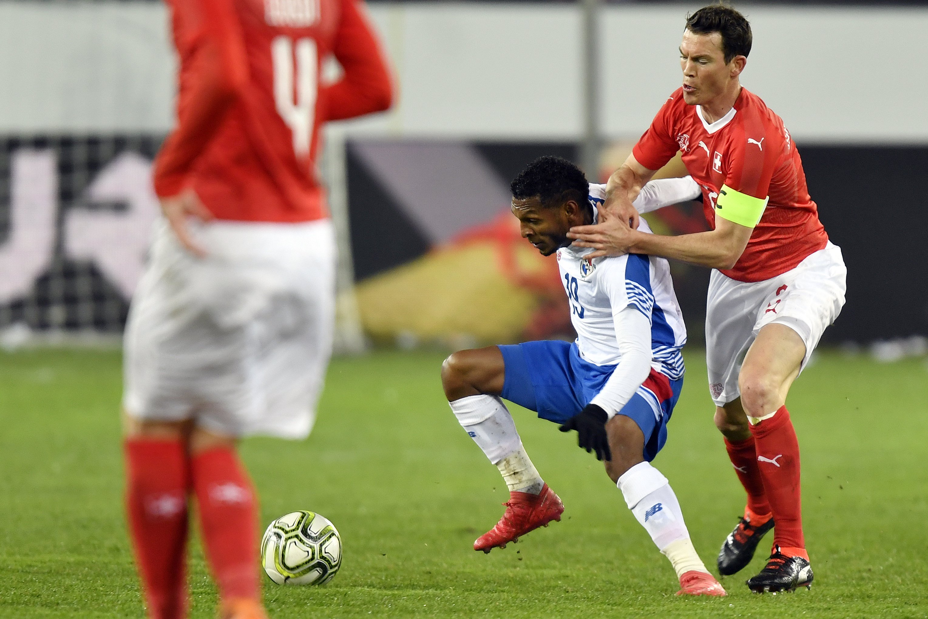 LER01. LUCERNA (SUIZA), 27/03/2018.- El suizo Stephan Lichtsteiner (d) disputa el balón con el panameño Alberto Quintero (i) hoy, martes 27 de marzo de 2018, durante un partido amistoso internacional que enfrenta a las selecciones de Panamá y Suiza, en Lucerna (Suiza). EFE/WALTER BIERI